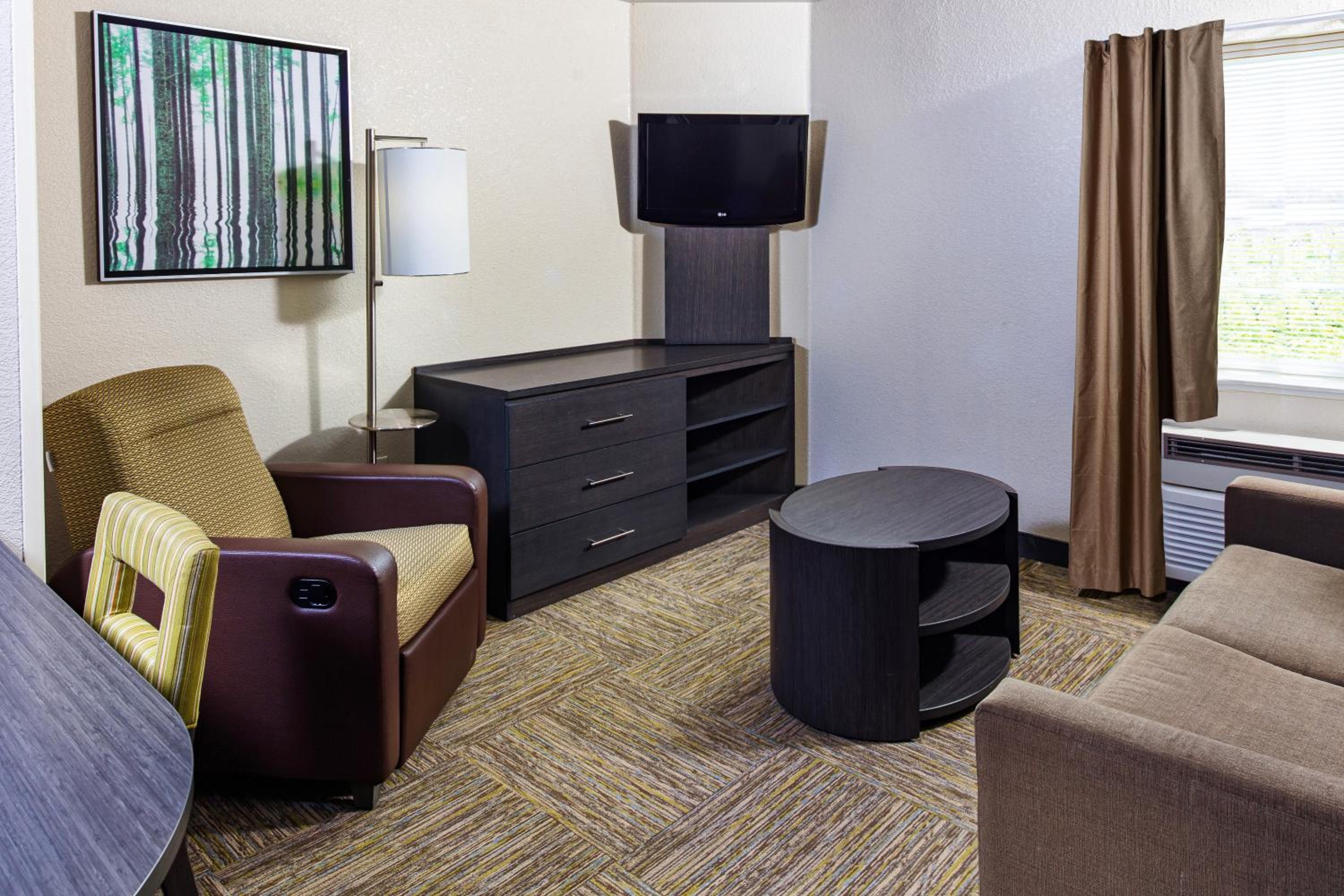 One Bedroom Suite with One Queen Bed - Photo 4