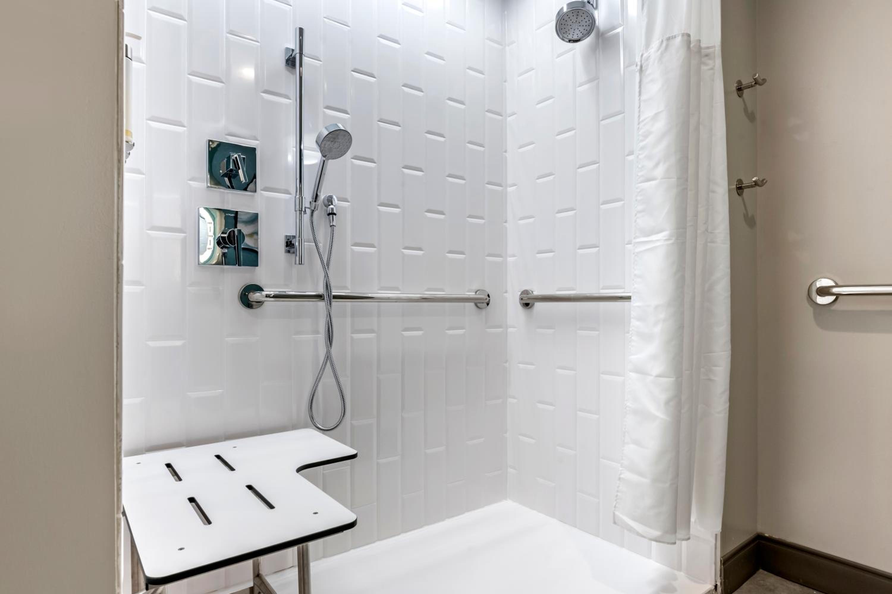King Room with Roll in Shower - Accessible/Non Smoking thumbnail 5