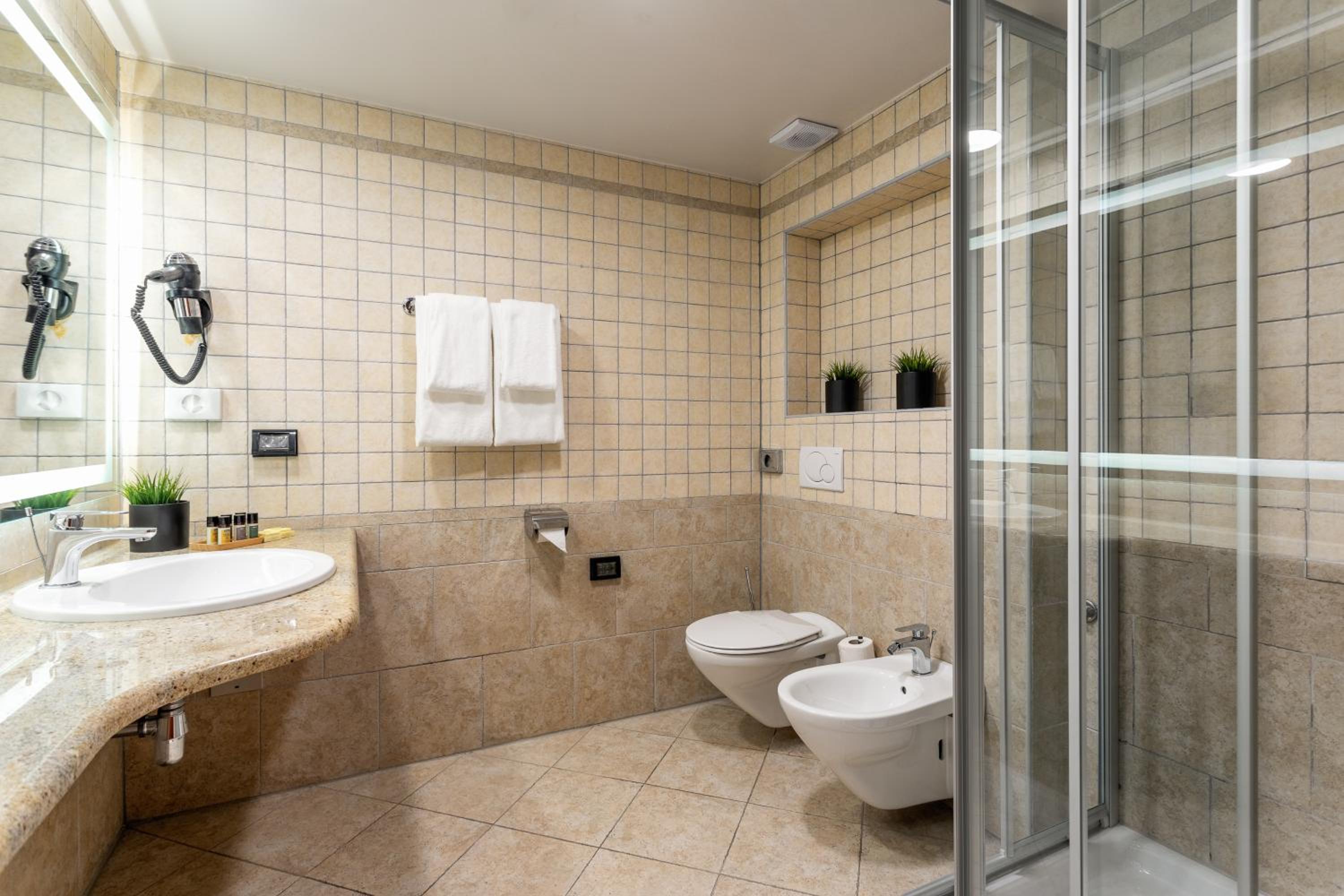 Superior Twin or Double Room - Photo 8