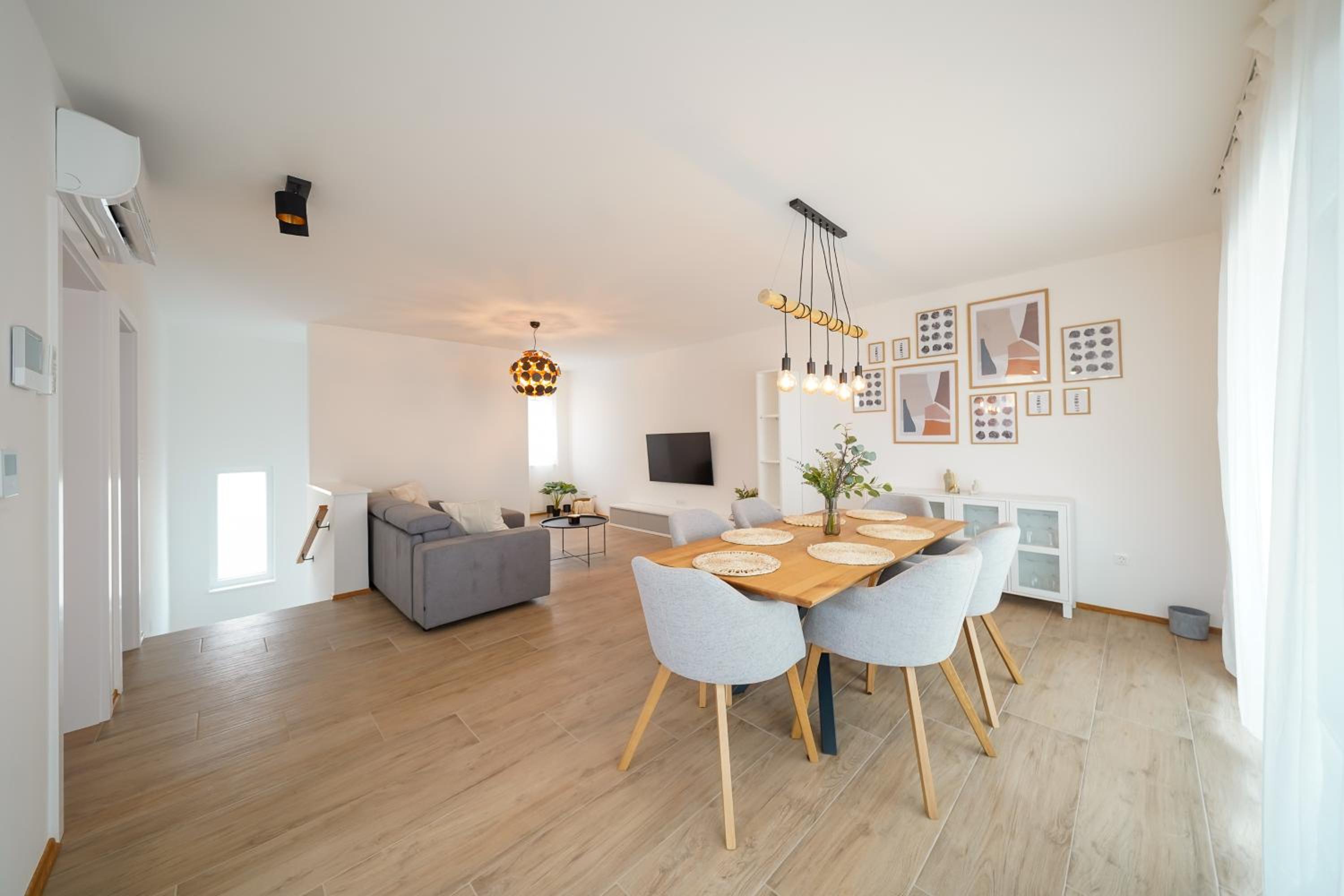 Appartamento su 2 Livelli con 2 Camere da Letto, Terrazza e Vista Mare