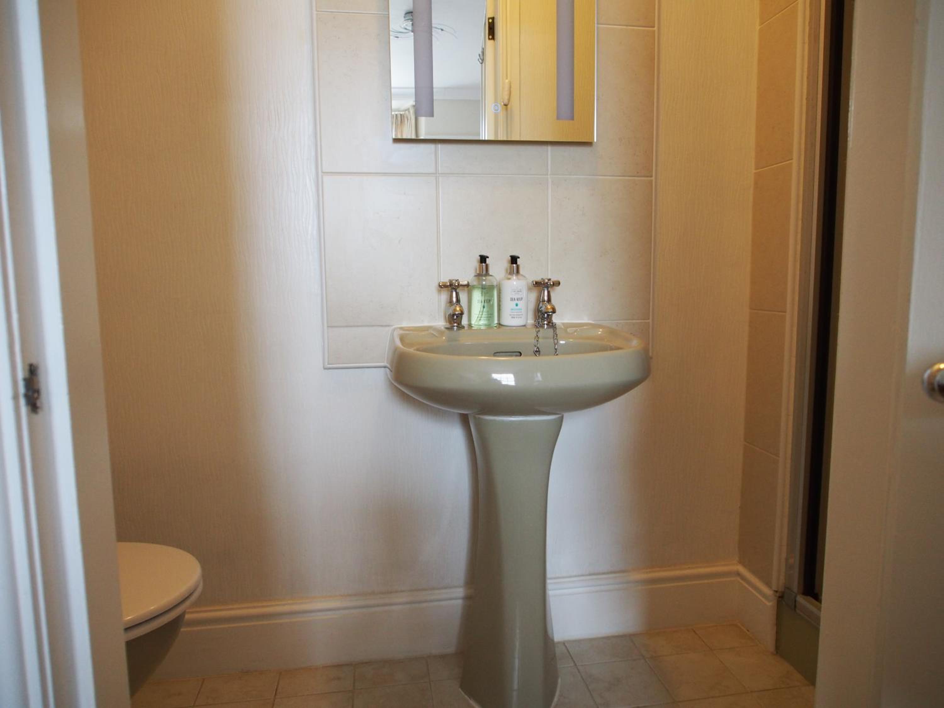 Classic Double Room with En-Suite Shower Room - Photo 4