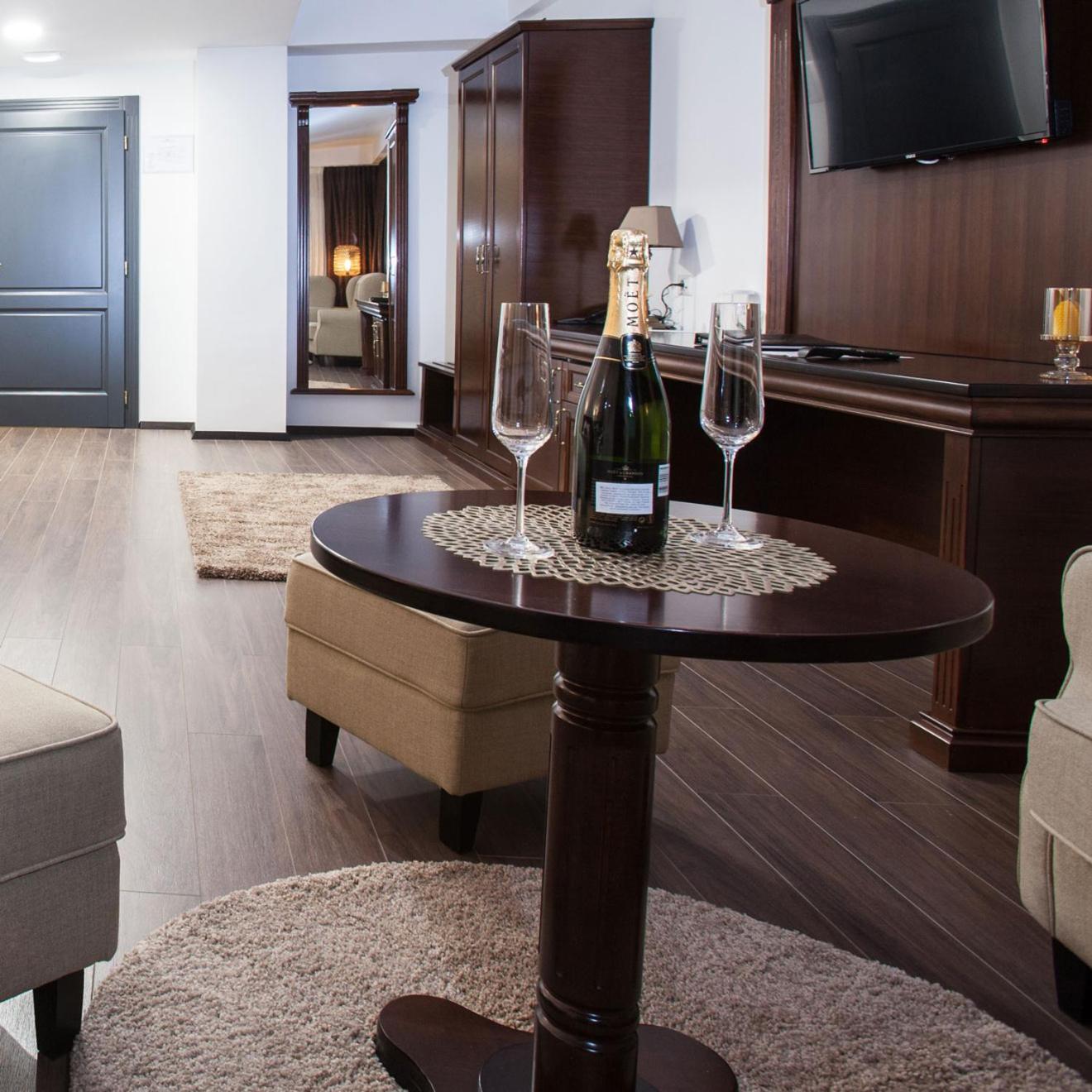 Superior King Suite - Photo 5