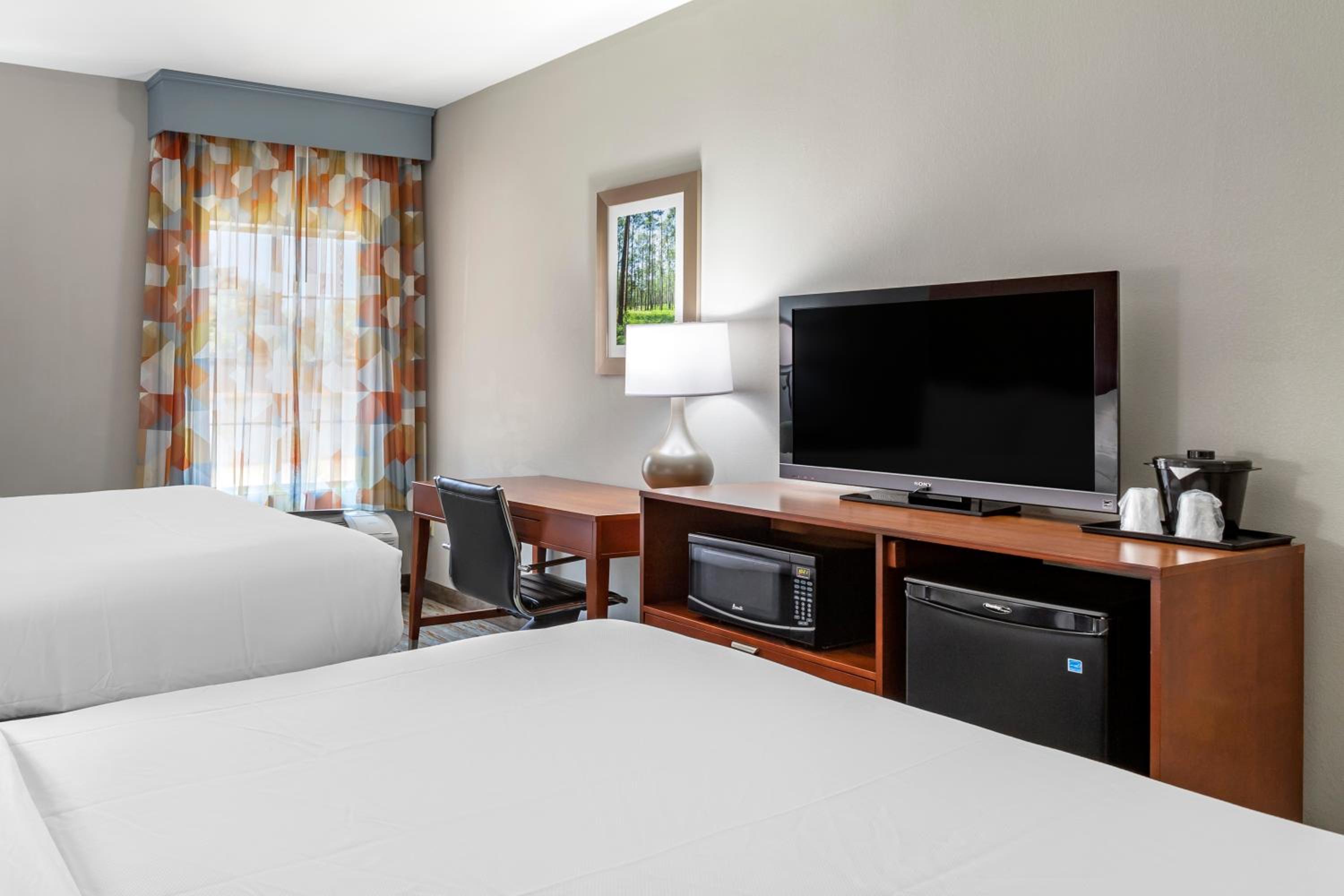 Standard Queen Room with Two Queen Beds - Non-Smoking - Photo 2
