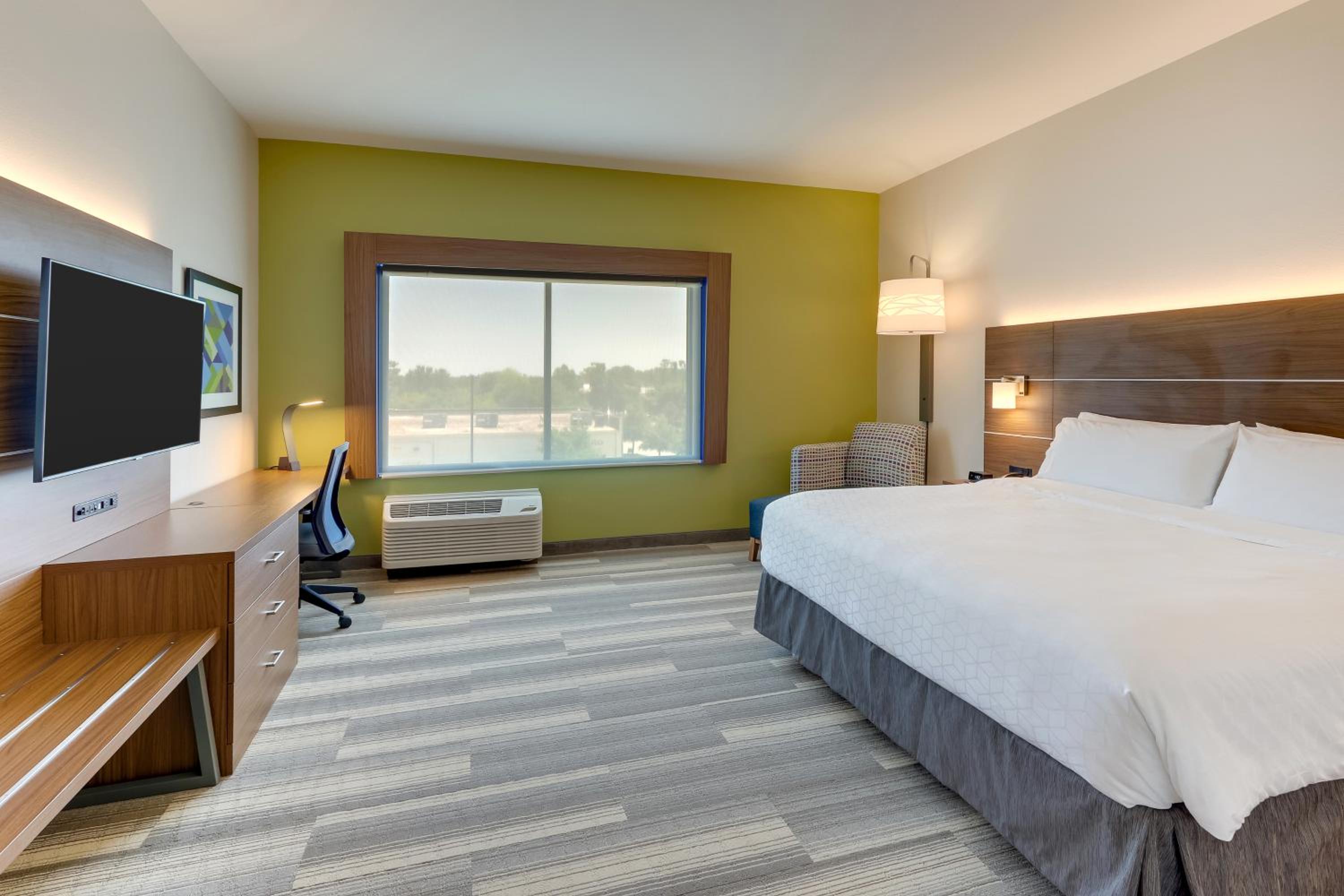 Standard King Room with Extra Space - Photo 11