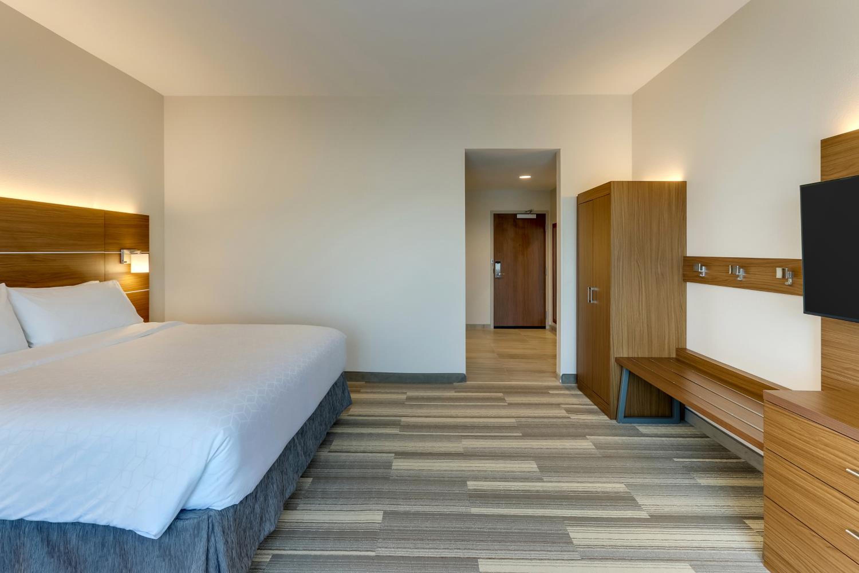 Standard King Room with Extra Space - Photo 2