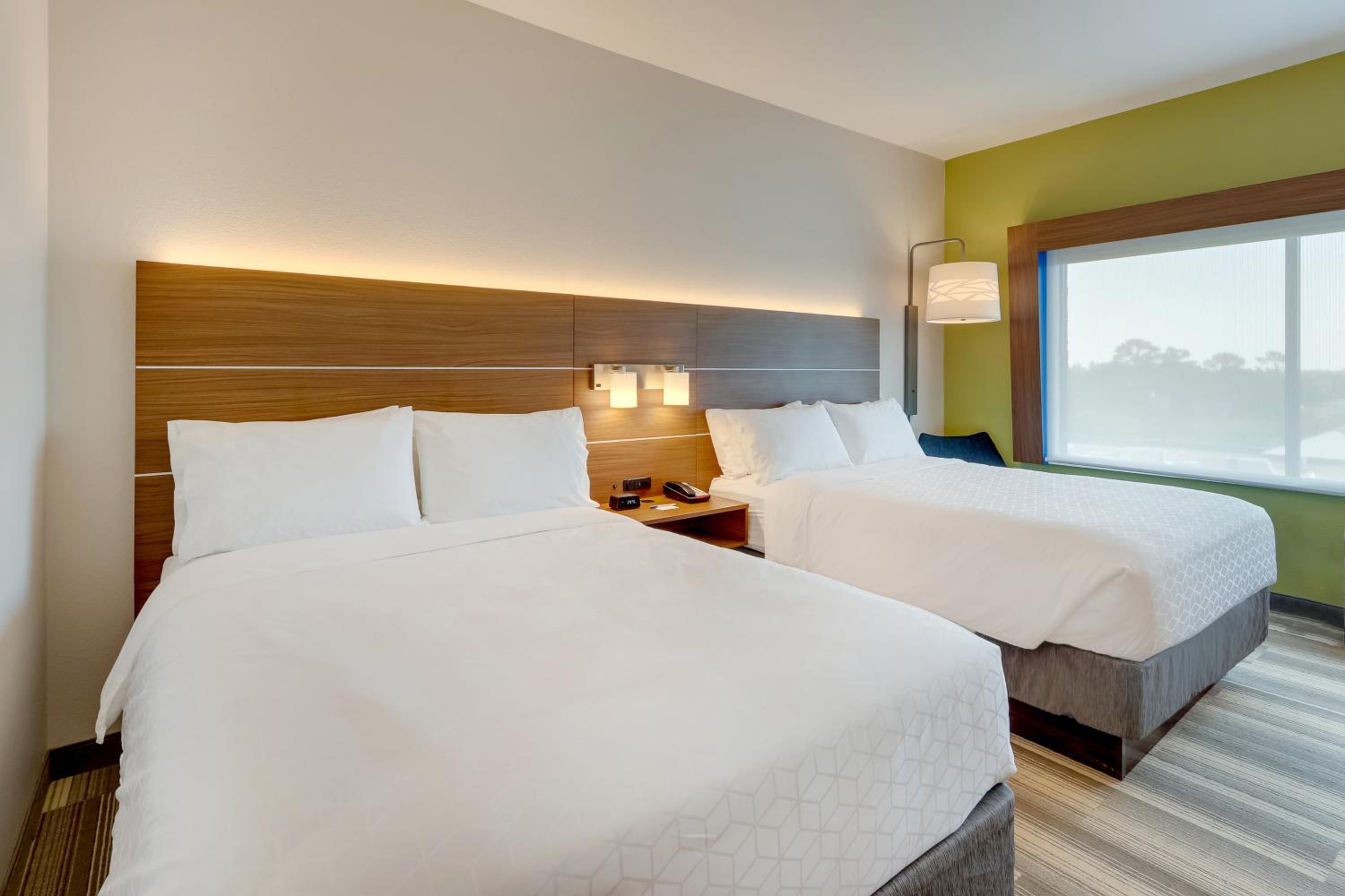 Standard Queen Room with Two Queen Beds - Photo 13