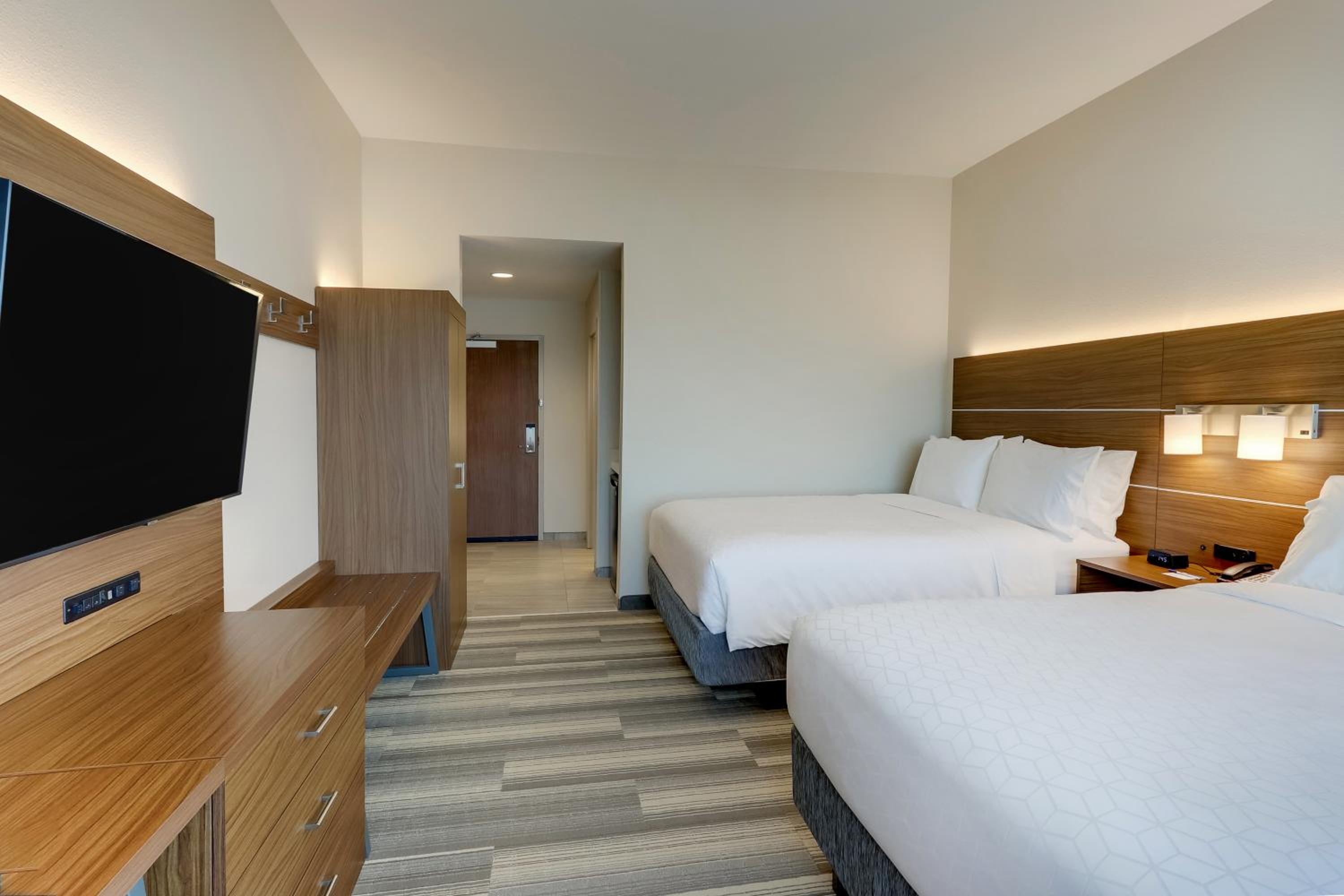 Standard Queen Room with Two Queen Beds - Photo 6