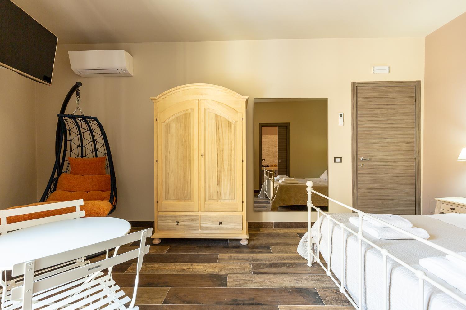 Deluxe Double Room with Balcony - Photo 5