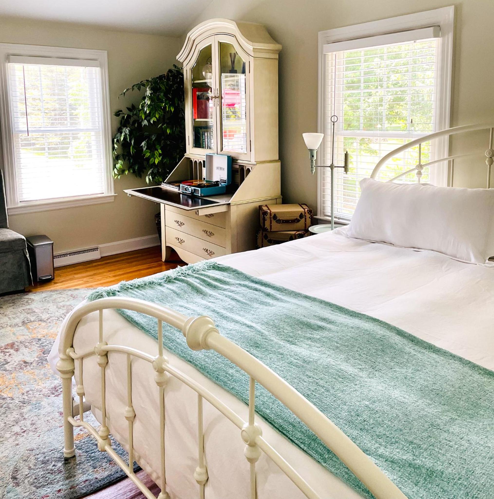 1st Floor Private Entrance King Guestroom with Bathtub - Photo 1