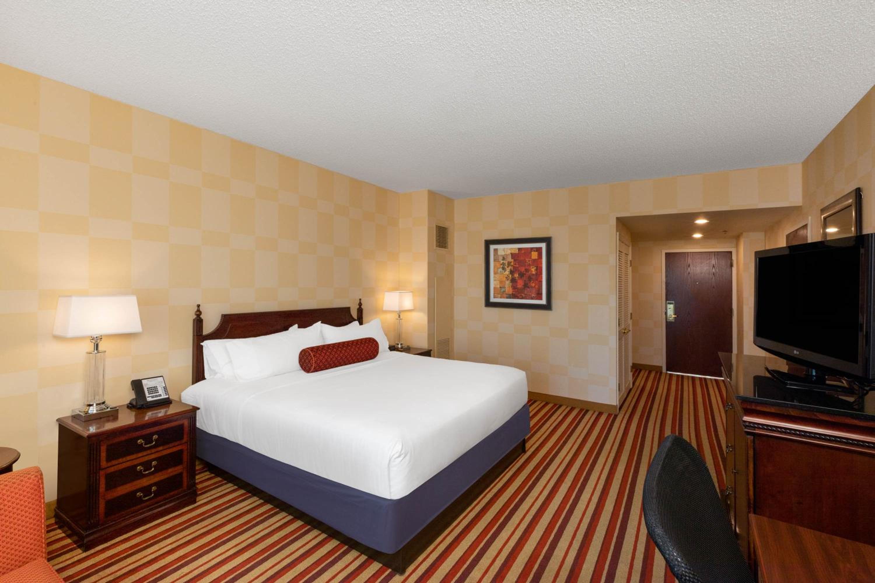 1 King Bed, Club Floor, Non-Smoking - Photo 4
