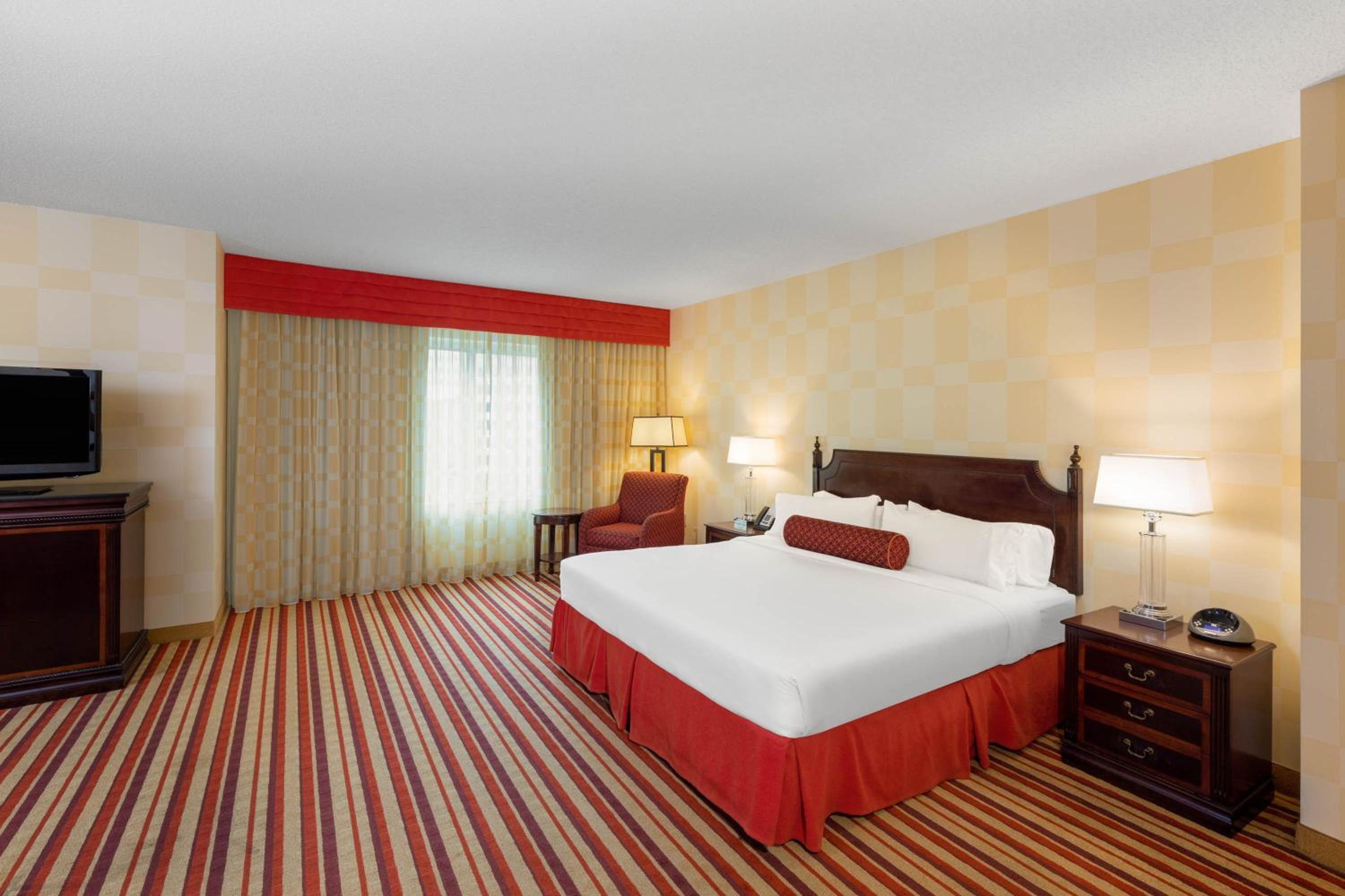 1 King Bed, One-Bedroom, Junior Suite, Club Floor, Non-Smoking - Photo 2