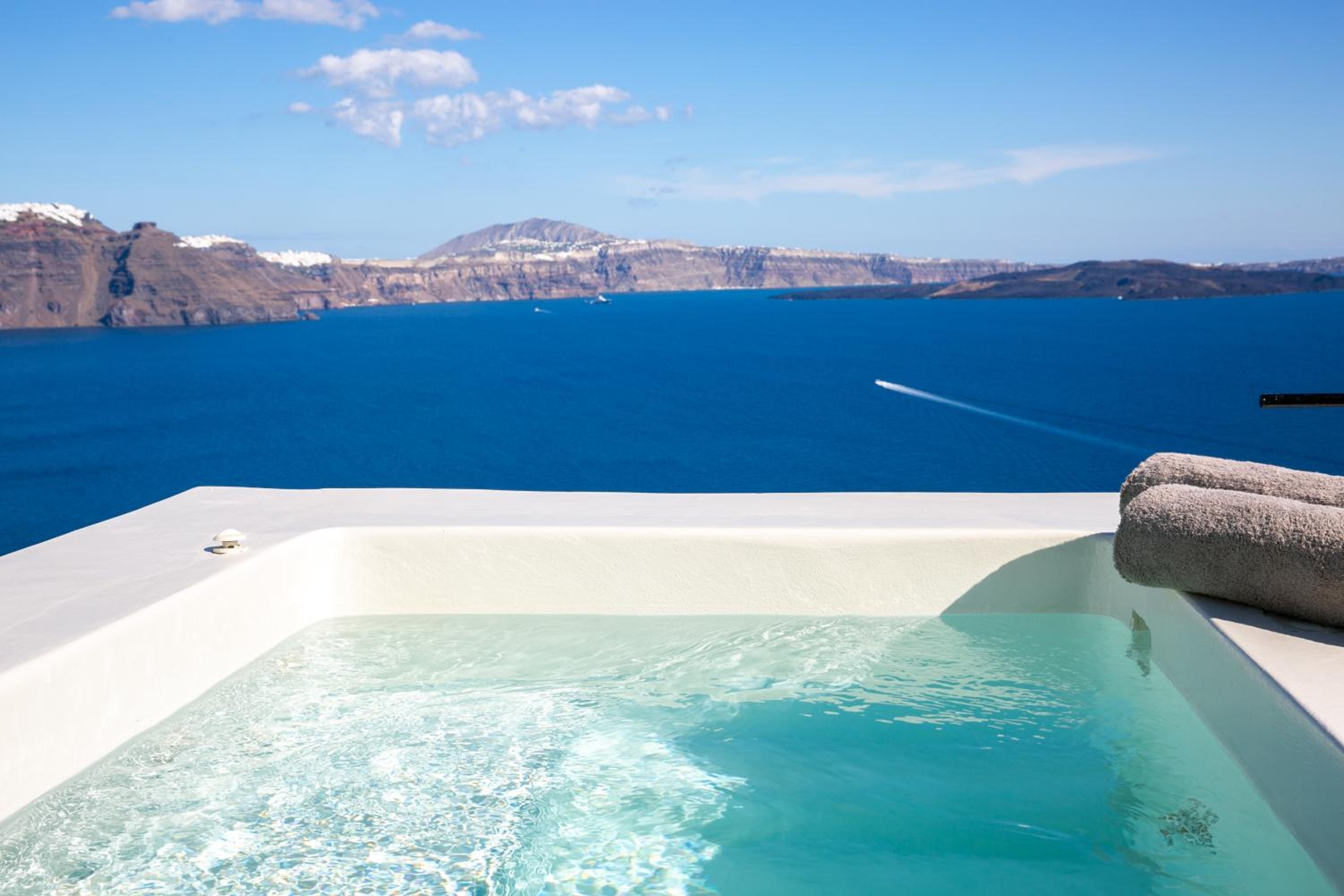 Platis Deluxe Suite With Outdoor Hot Tub photo 2