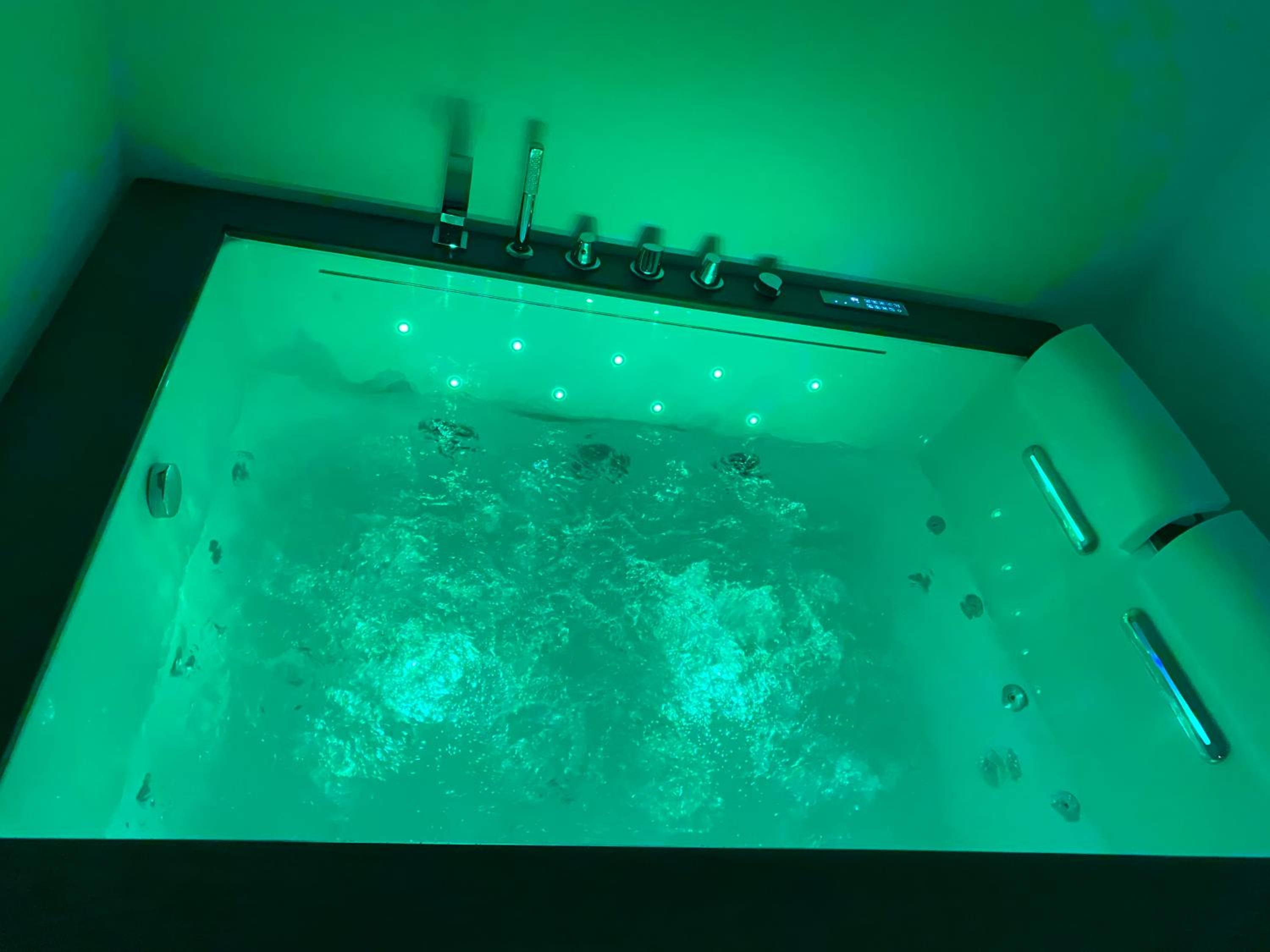 Suite with Hot Tub - Photo 20