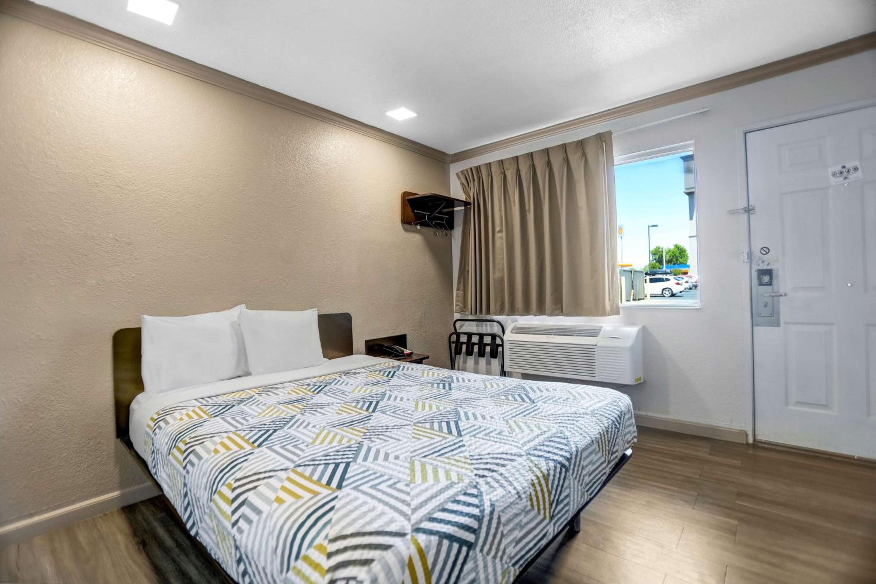 Motel 6-Red Bluff, CA, Photo 4
