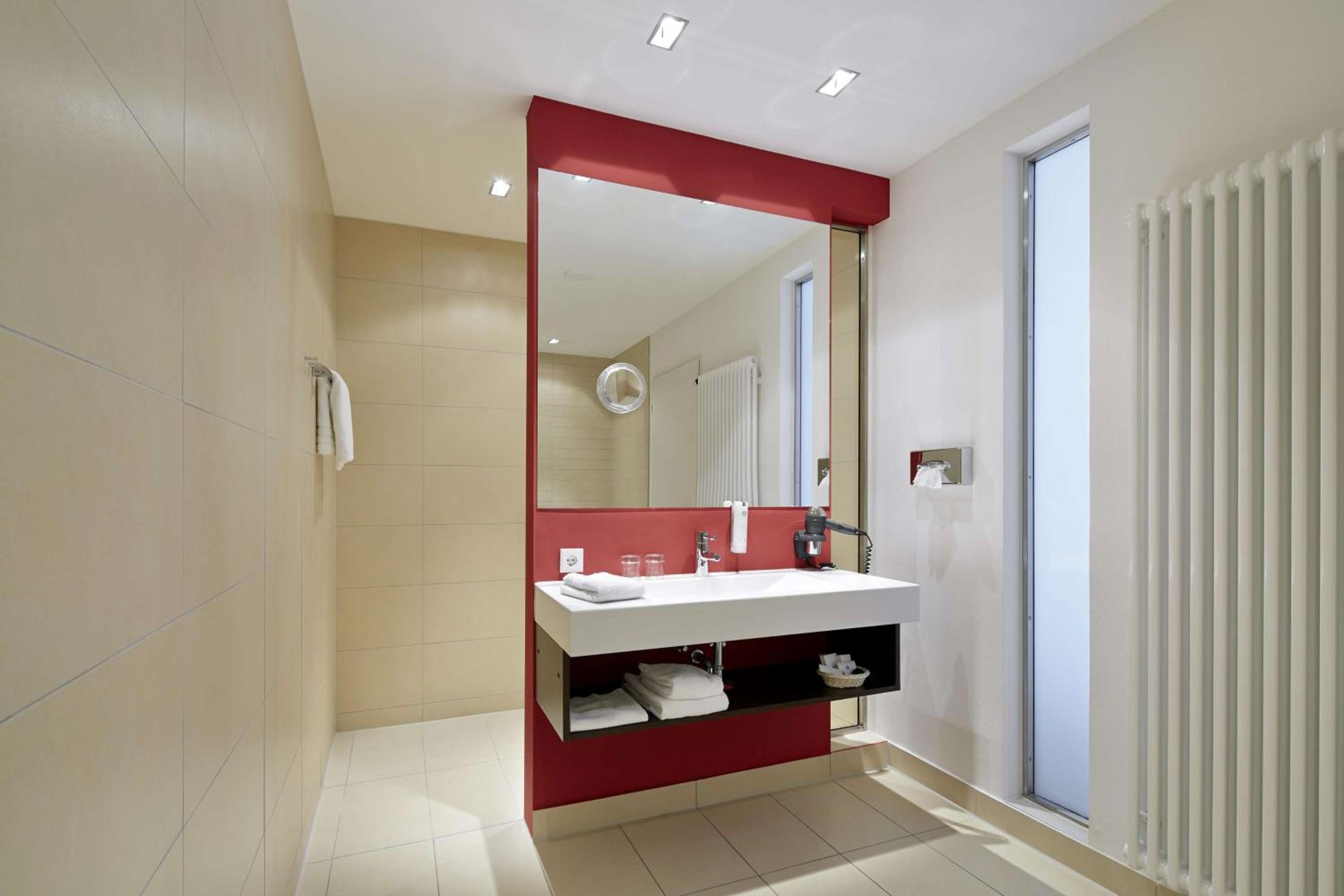 Suite with Two Single Beds and Sofa Bed thumbnail 6
