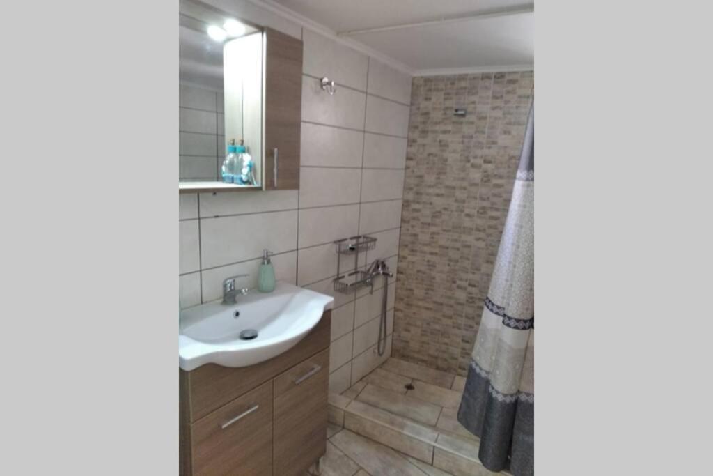 One-Bedroom House - Photo 3