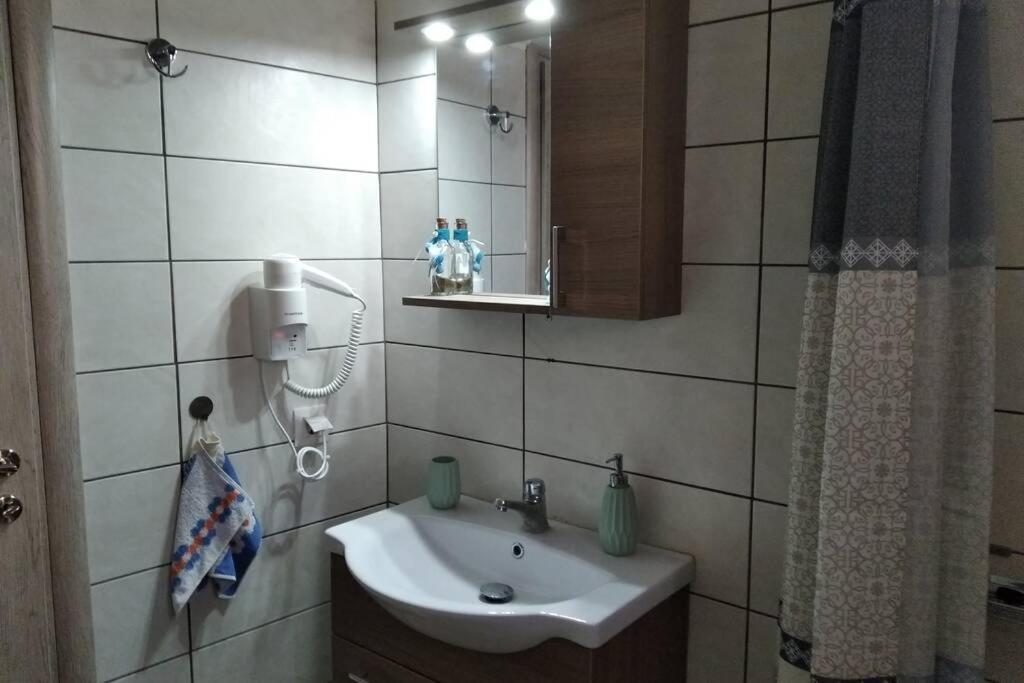 One-Bedroom House - Photo 8