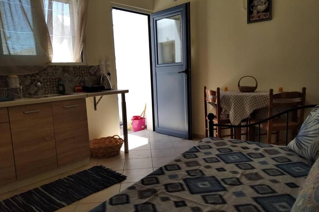 One-Bedroom House - Photo 10