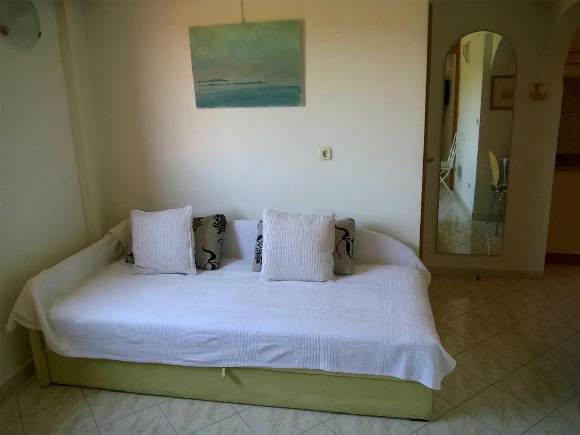 One-Bedroom Apartment With Balcony And Sea View