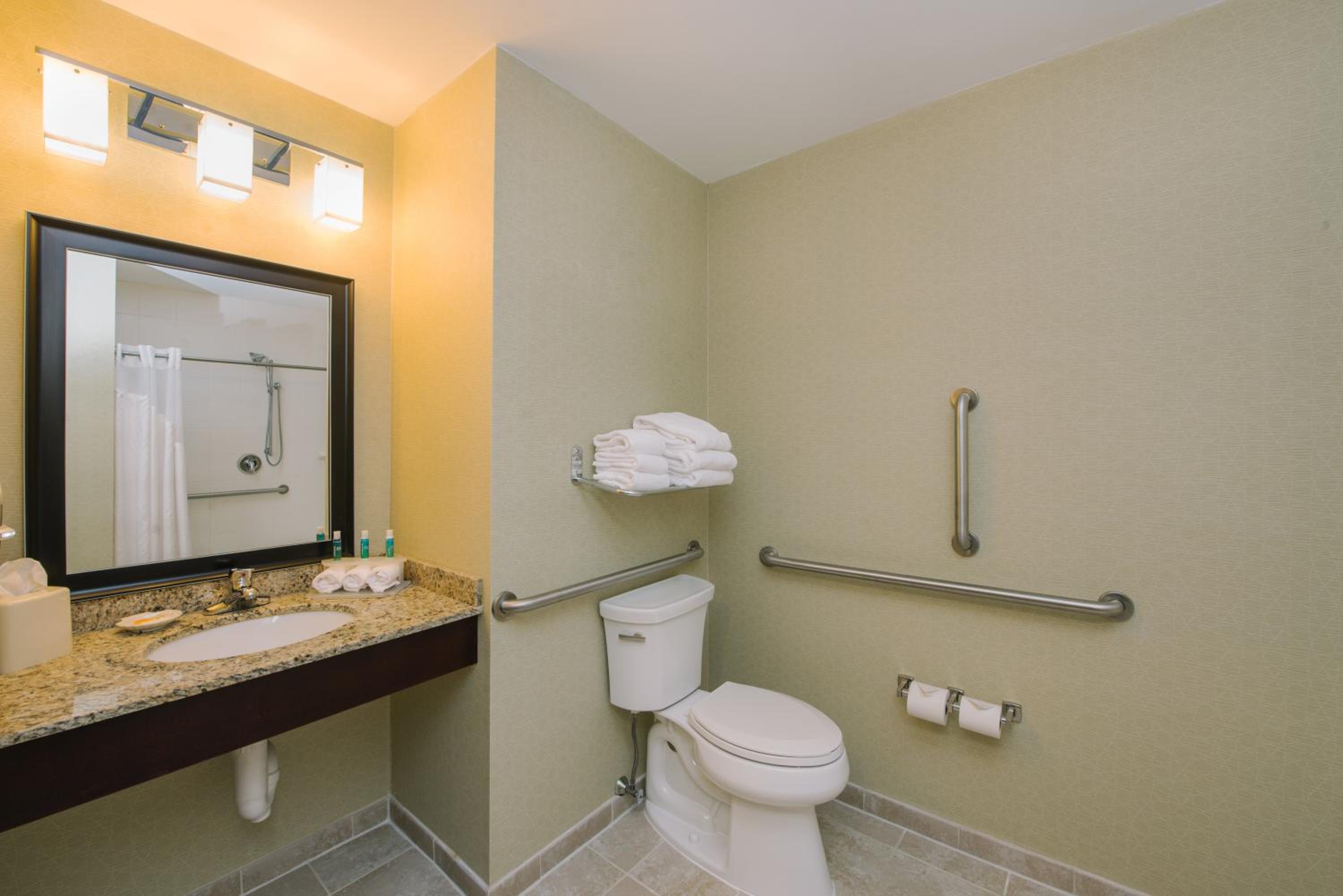 Queen Suite - Disability Access - Photo 2