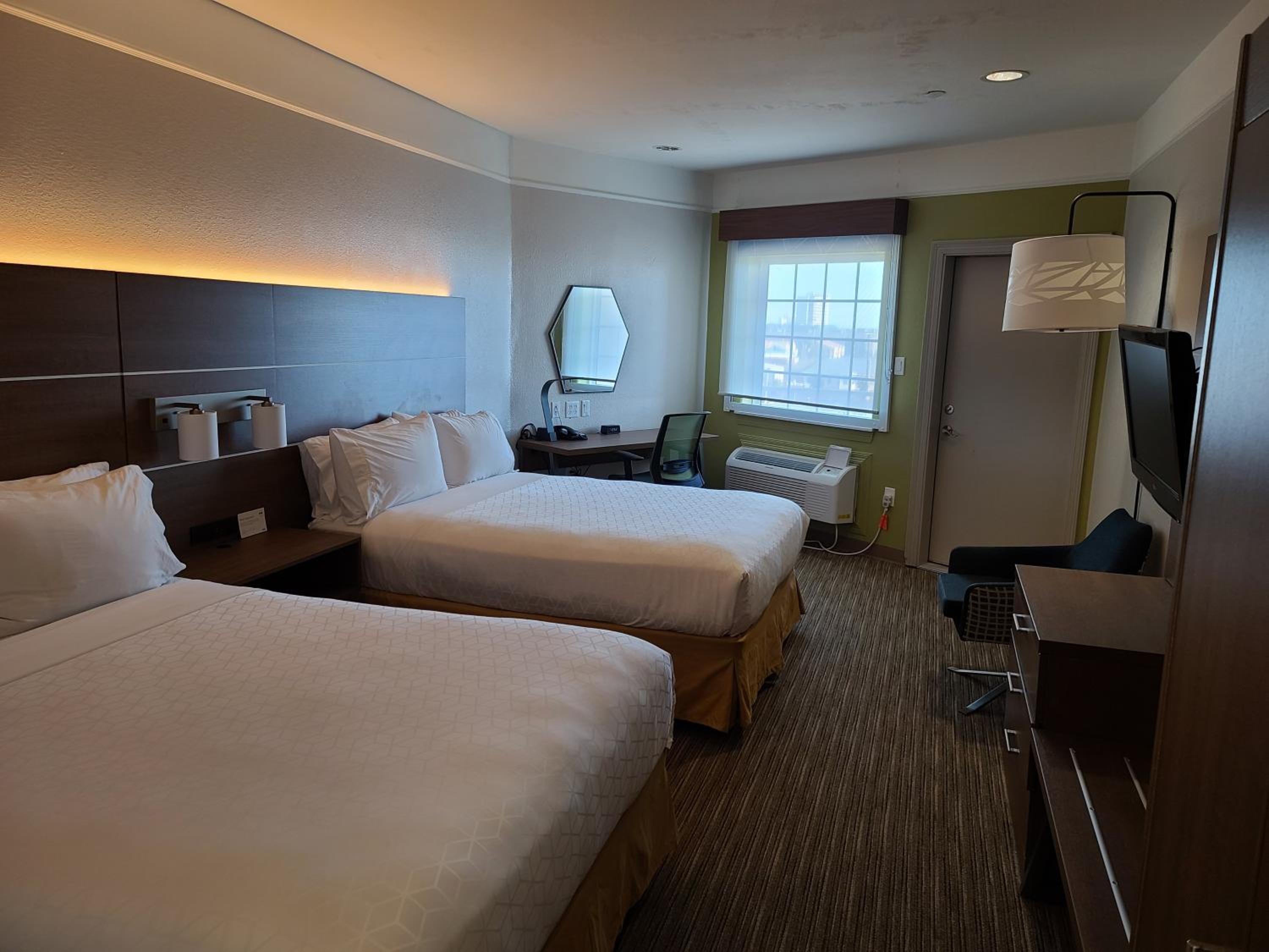 Standard Queen Room with Two Queen Beds - Photo 12