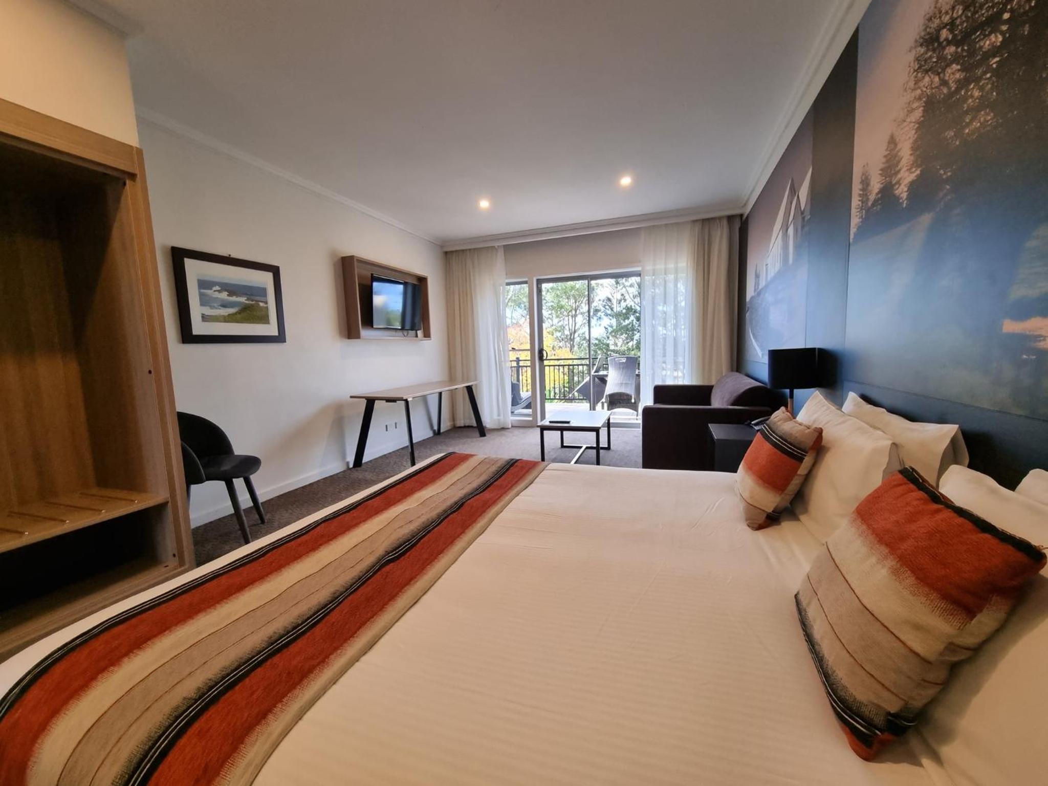 Superior King Room with Balcony - Photo 2