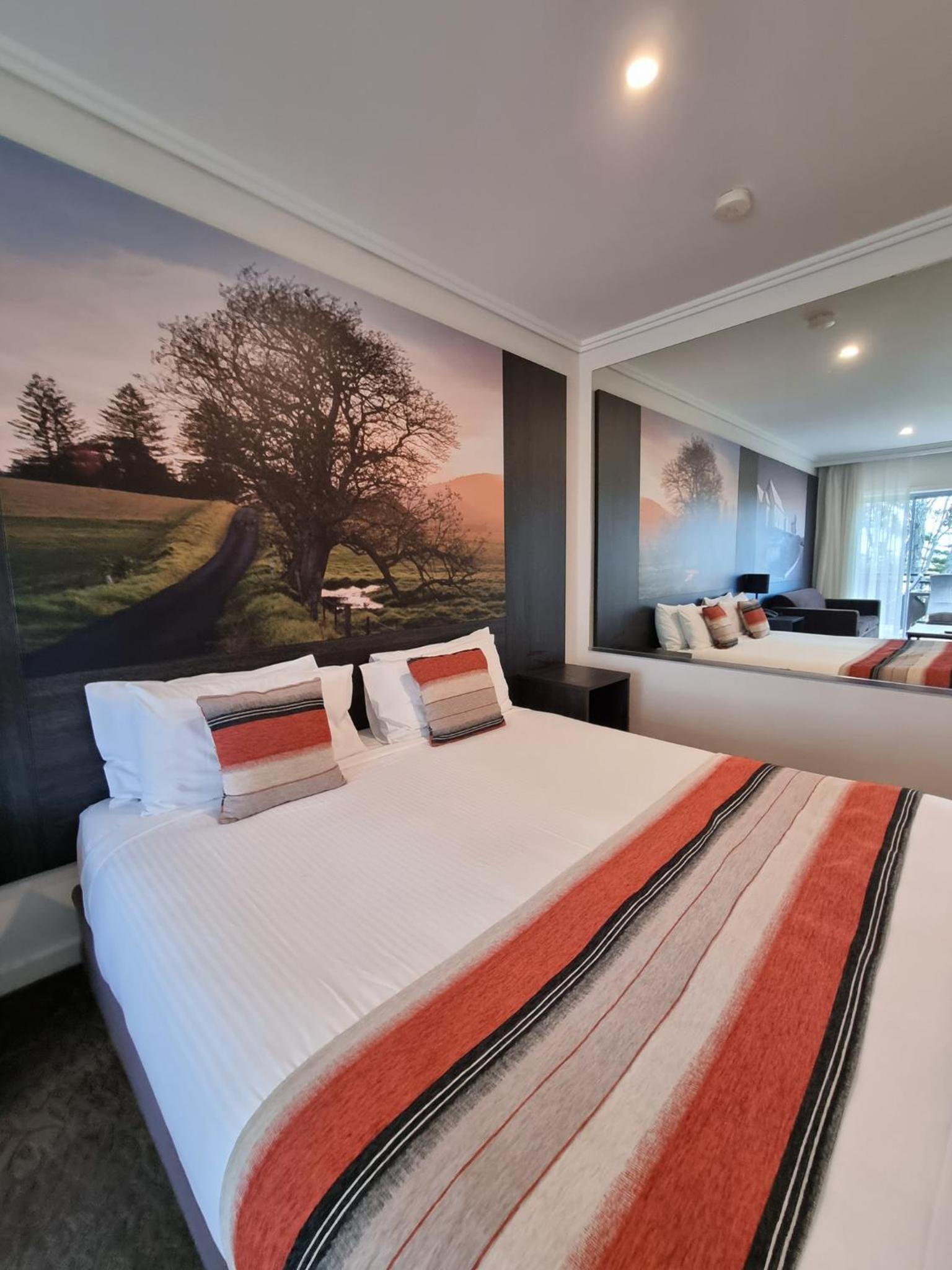 Superior King Room with Balcony - Photo 6