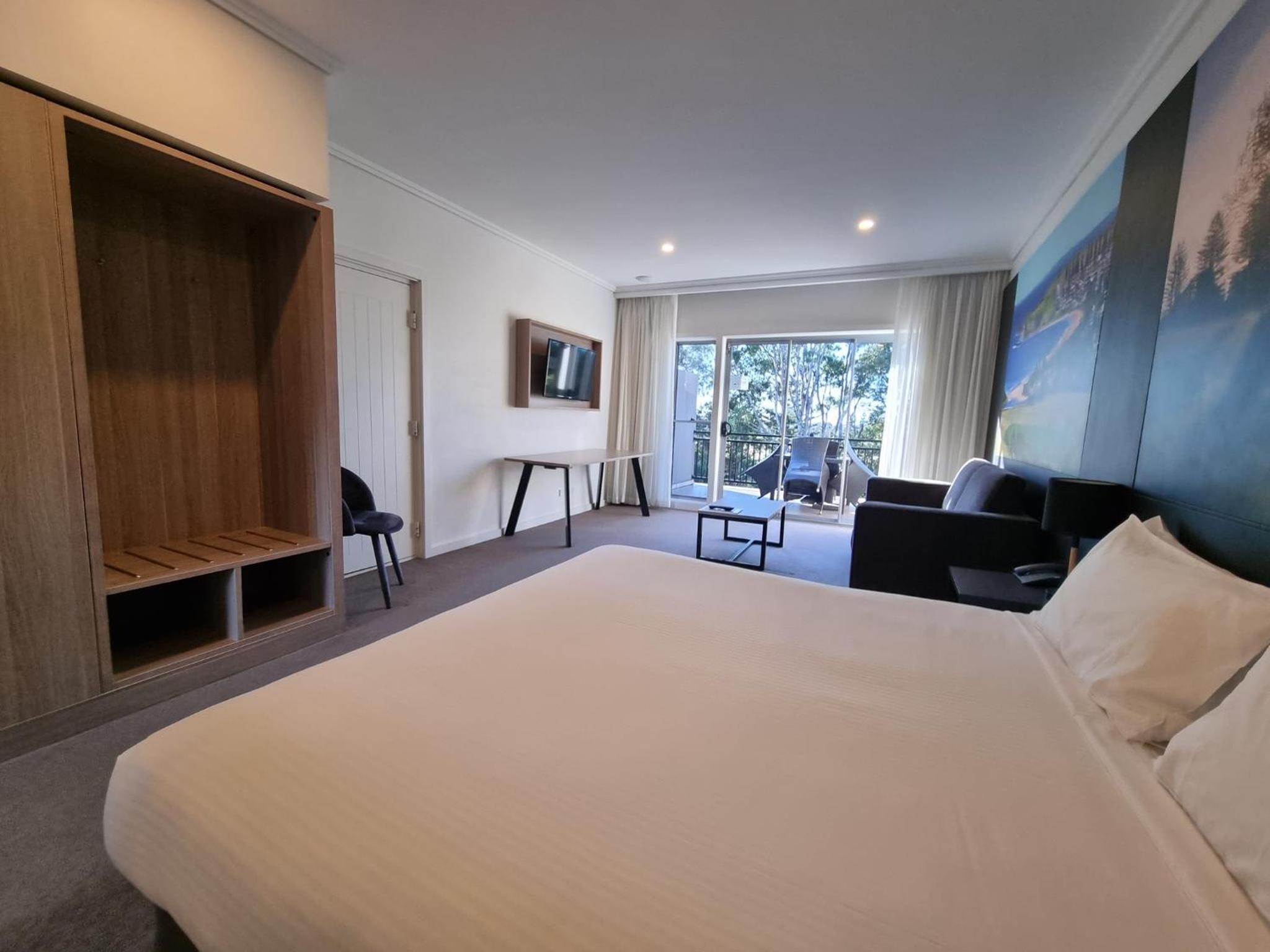 Superior King Room with Balcony - Photo 7