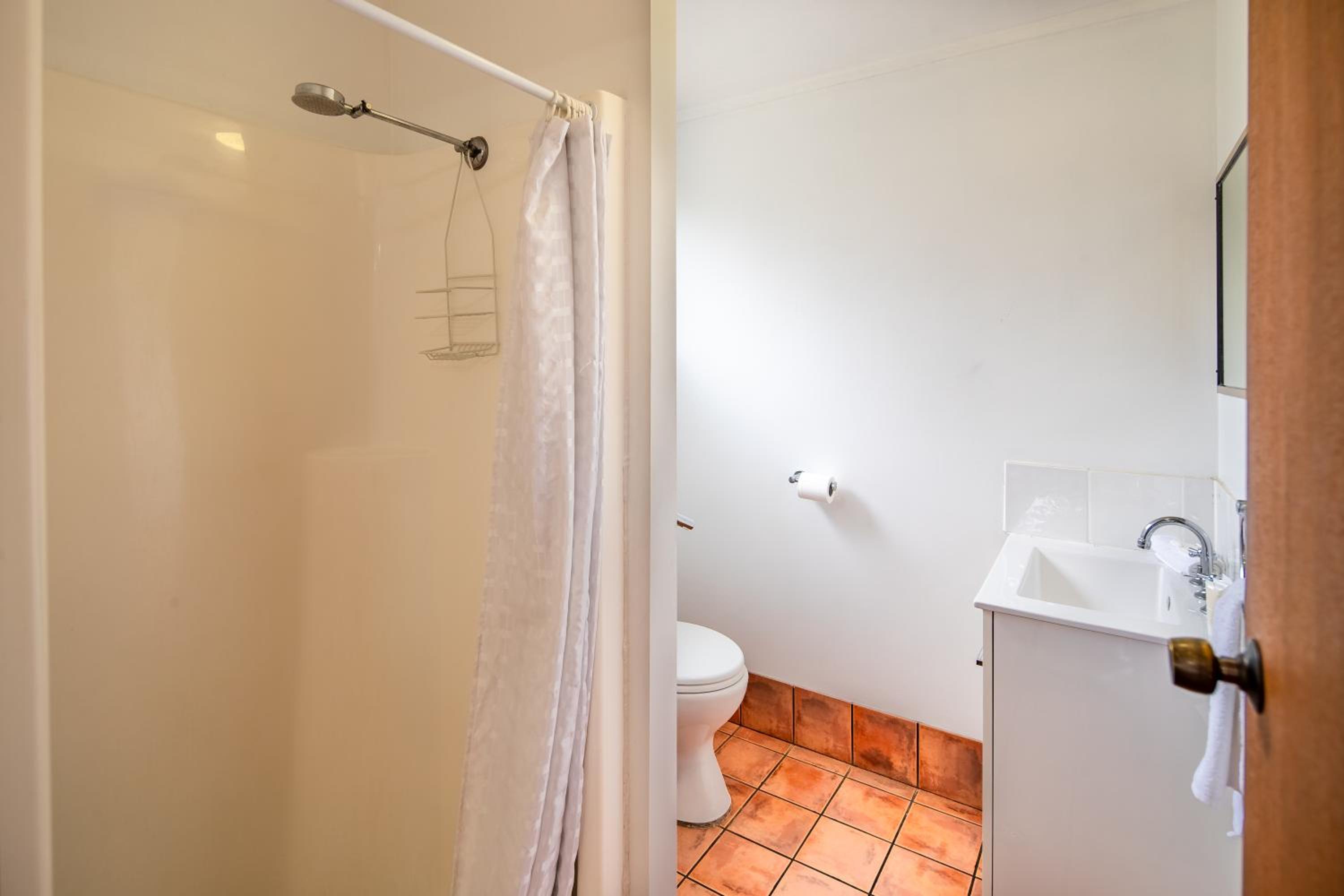 Standard Cabin – sleeps 4 photo 2