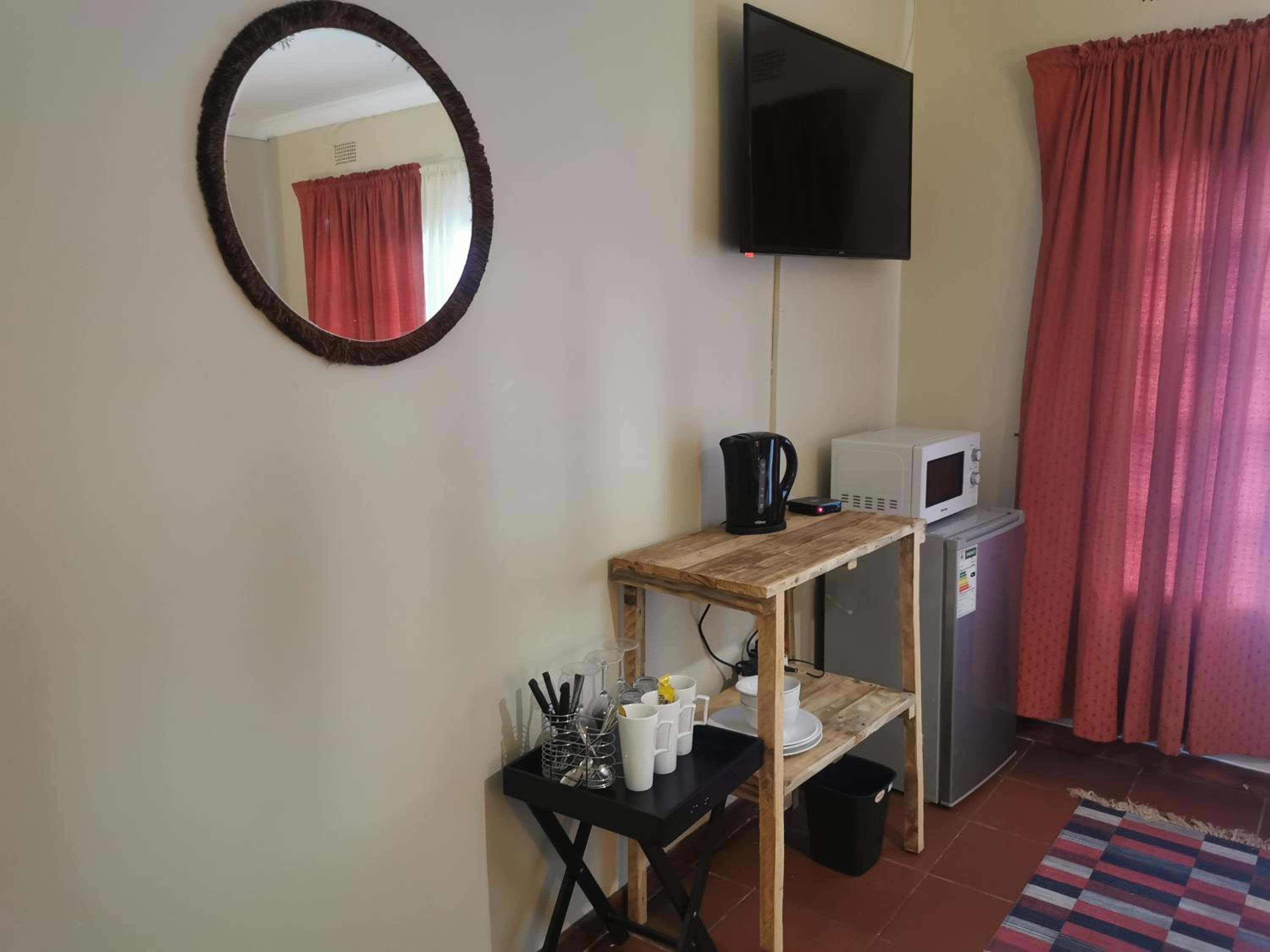 Family Room with Shared Bathroom photo 2