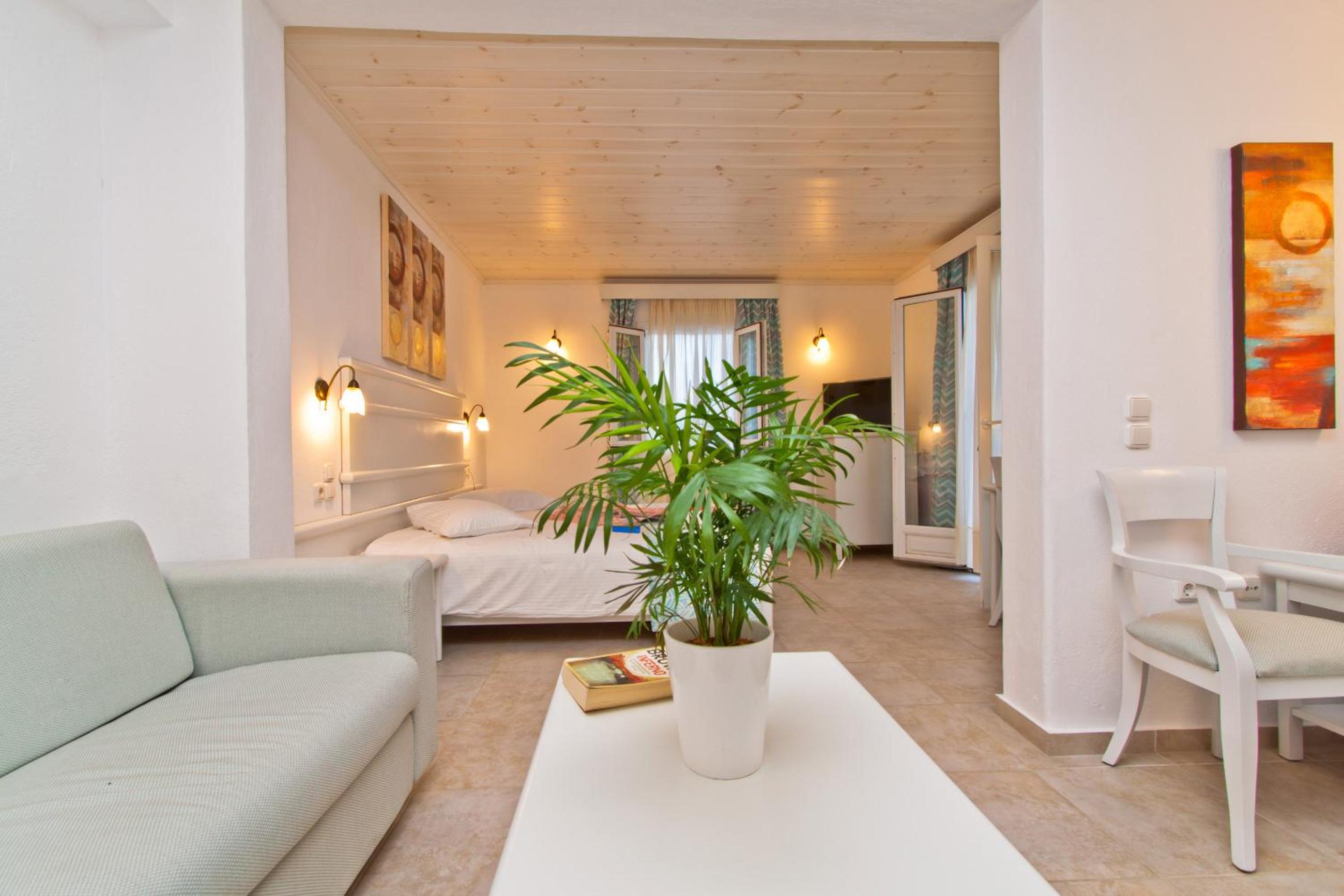 Family Room (2 Adults + 2 Children) - Photo 1