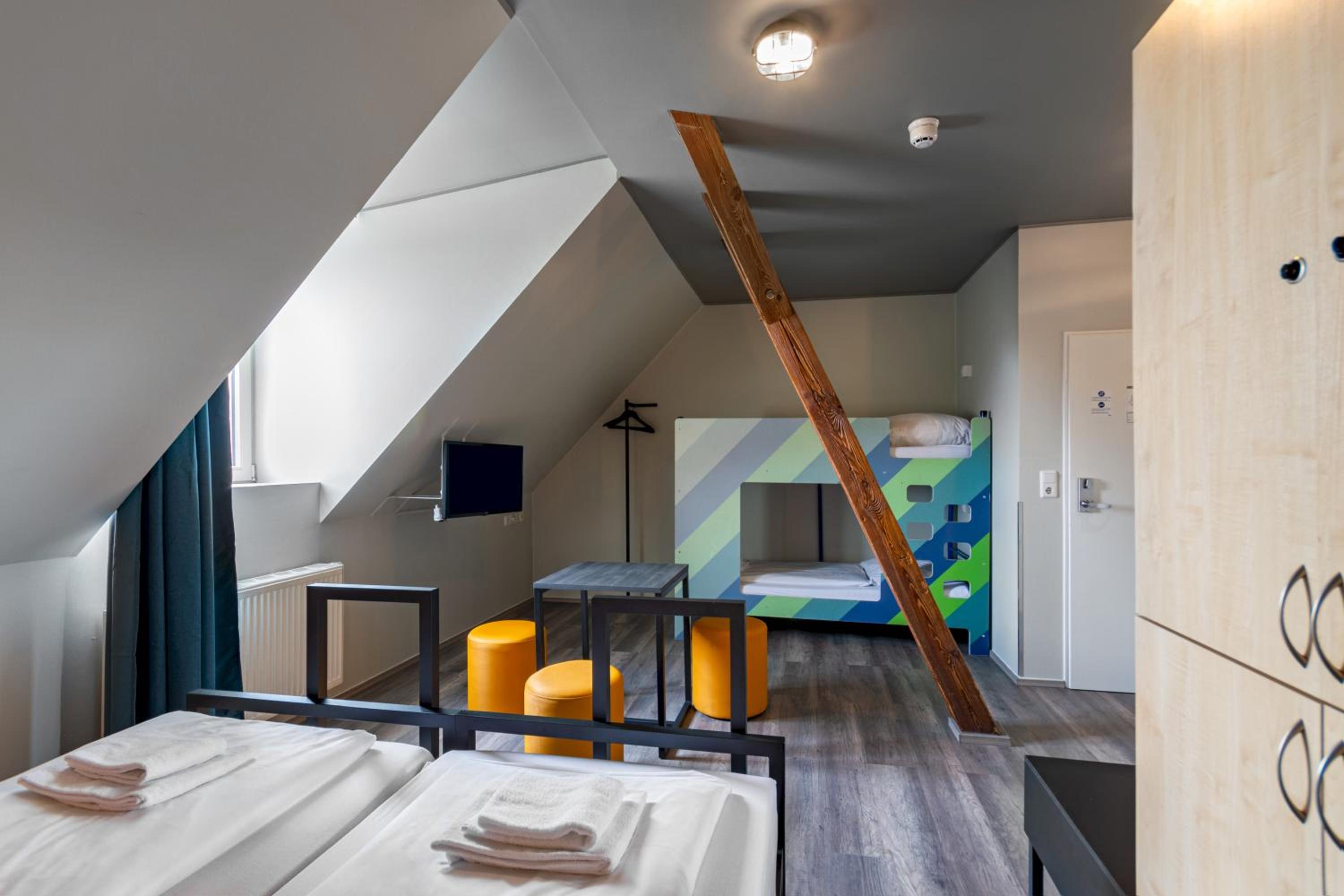 Family Room (2 Adults + 2 Children) - Photo 4
