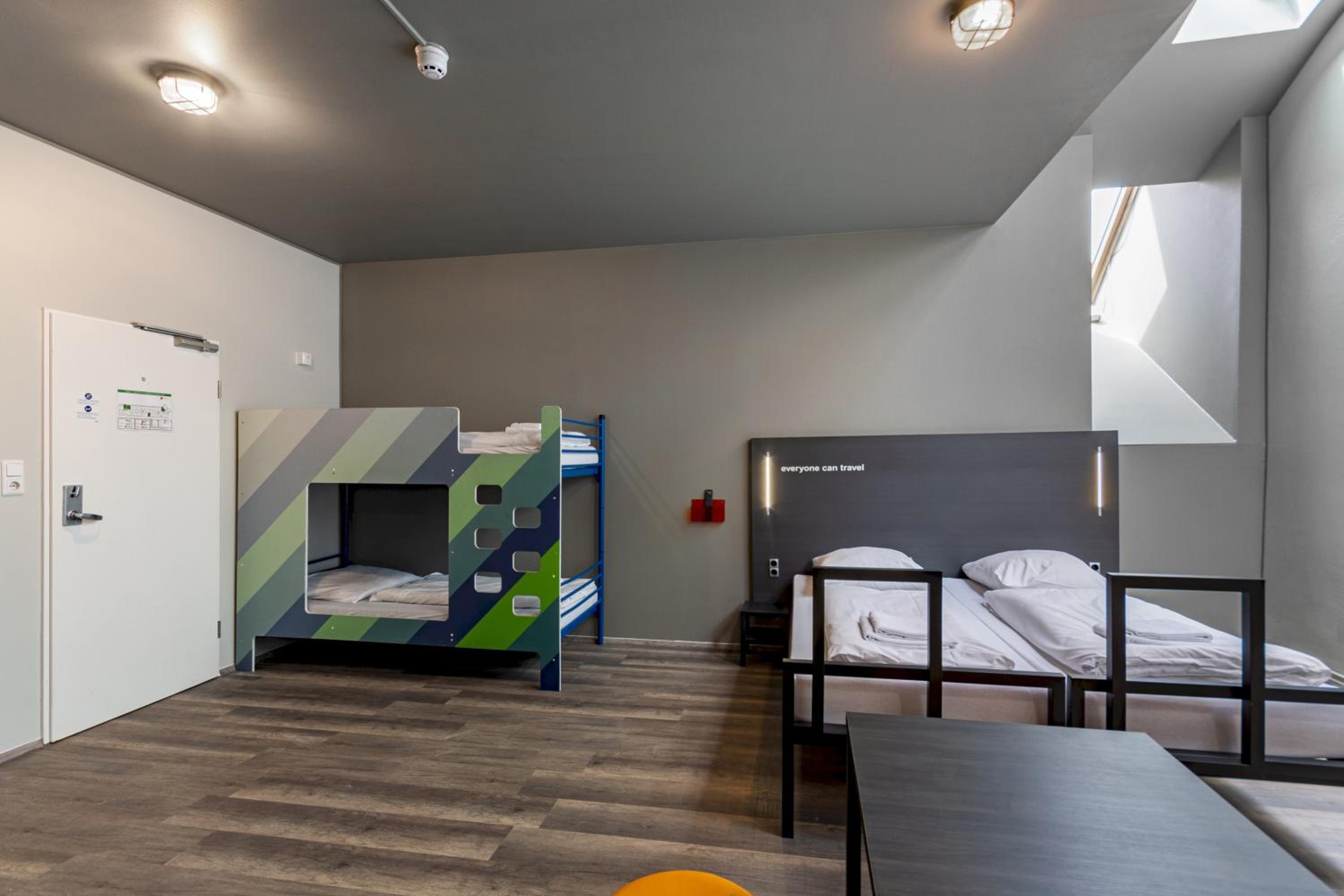 Family Room (2 Adults + 2 Children) - Photo 3