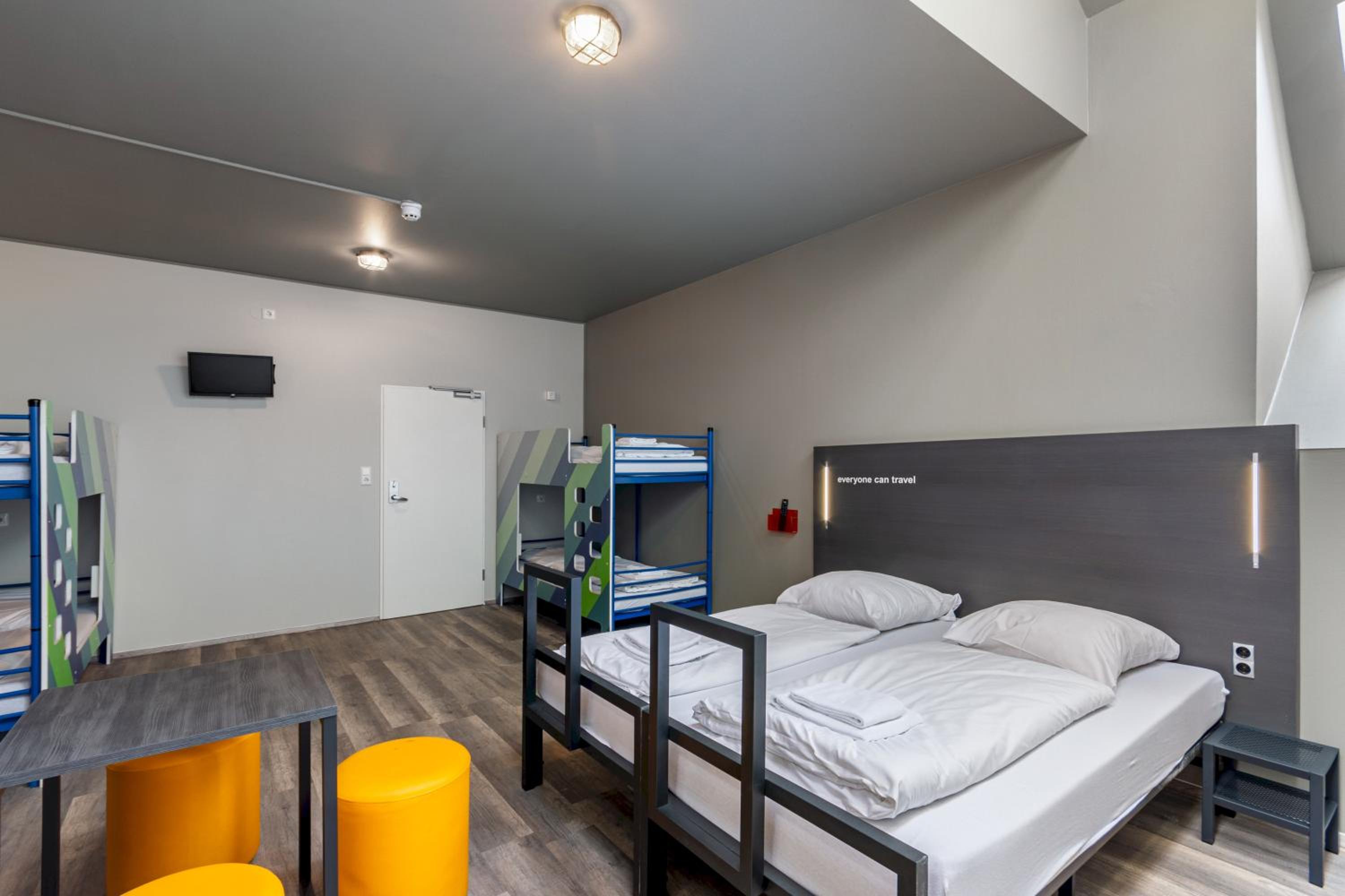Six-Bed Room - Photo 2