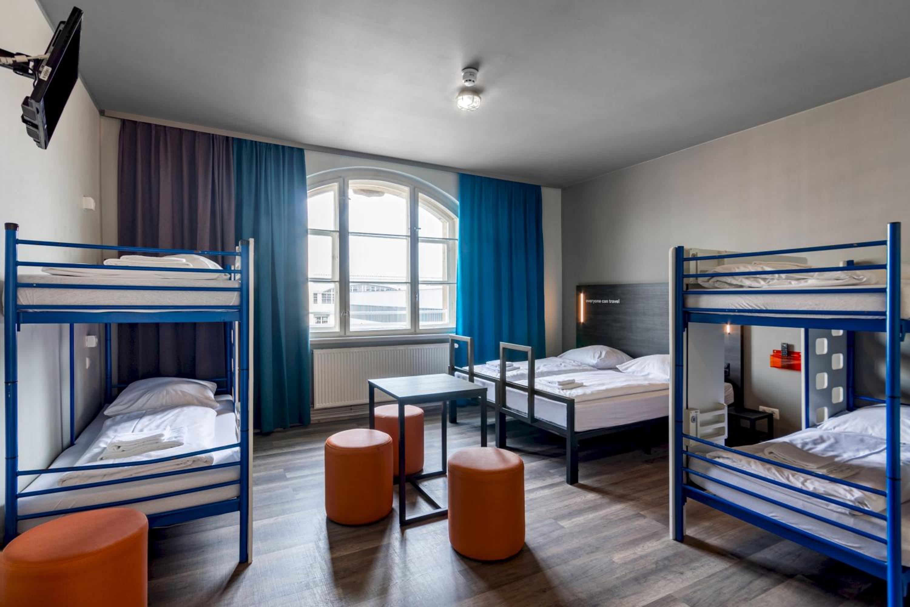 Six-Bed Room - Photo 1