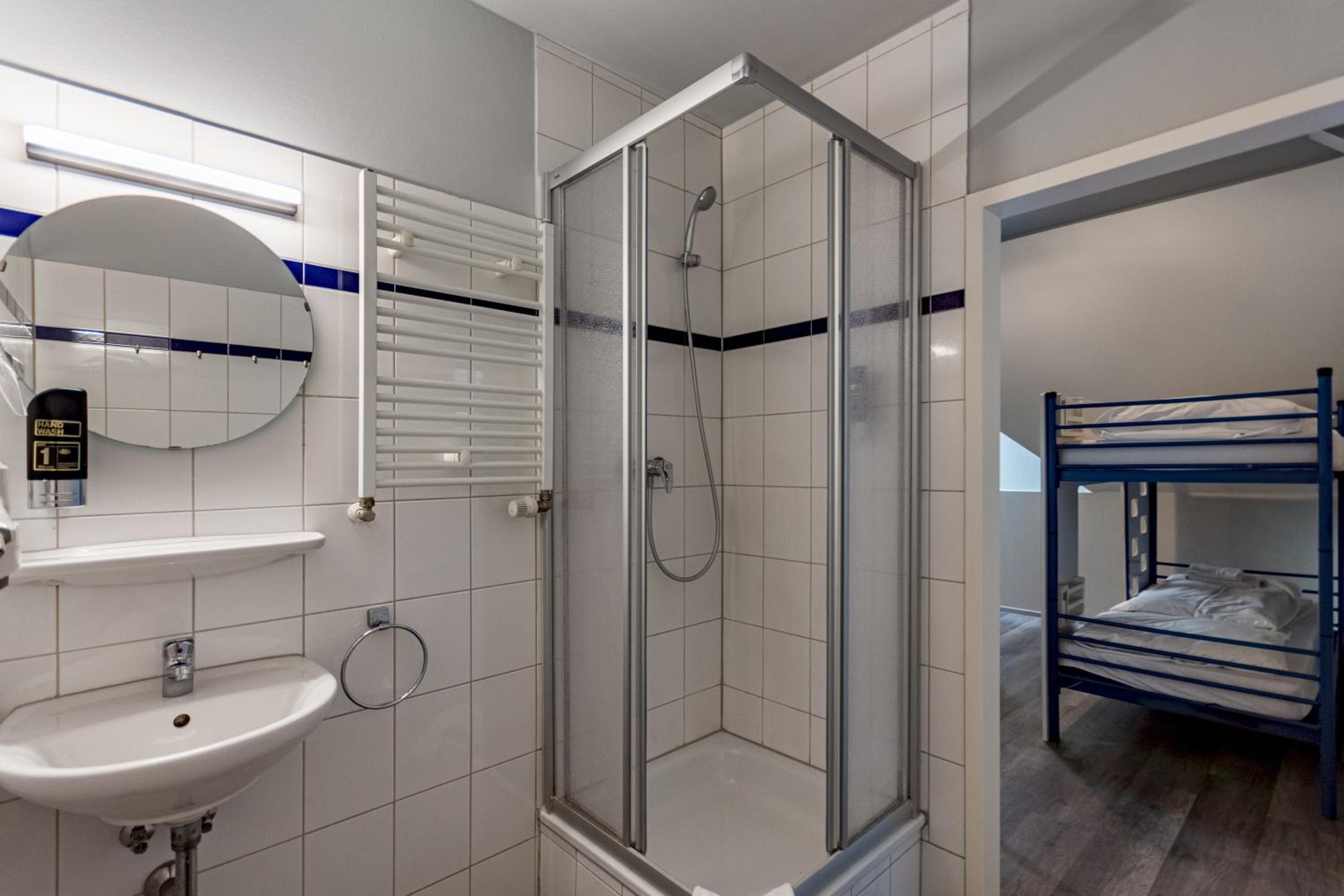 Six-Bed Room - Photo 4