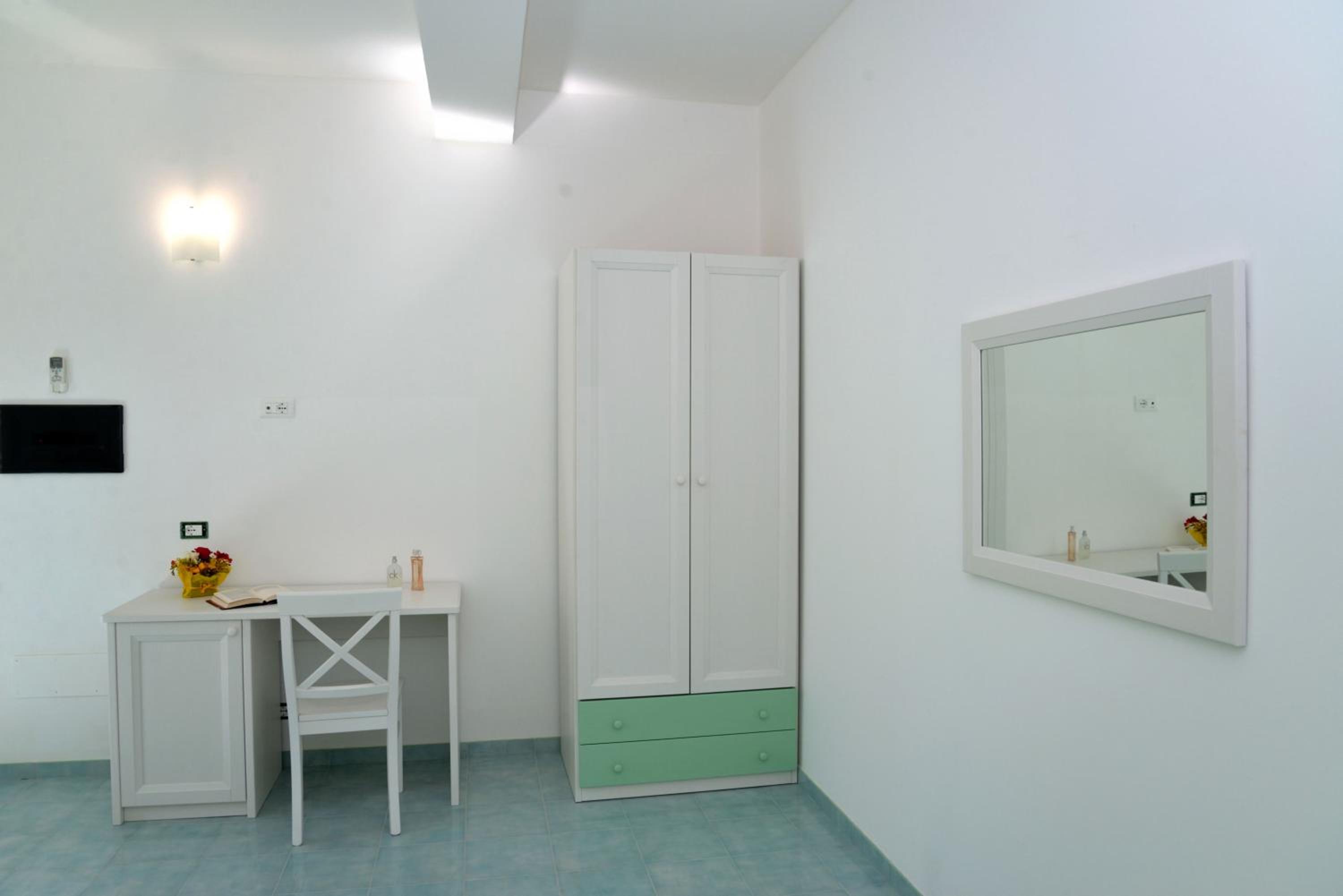 Family Room - Disability Access - Photo 5