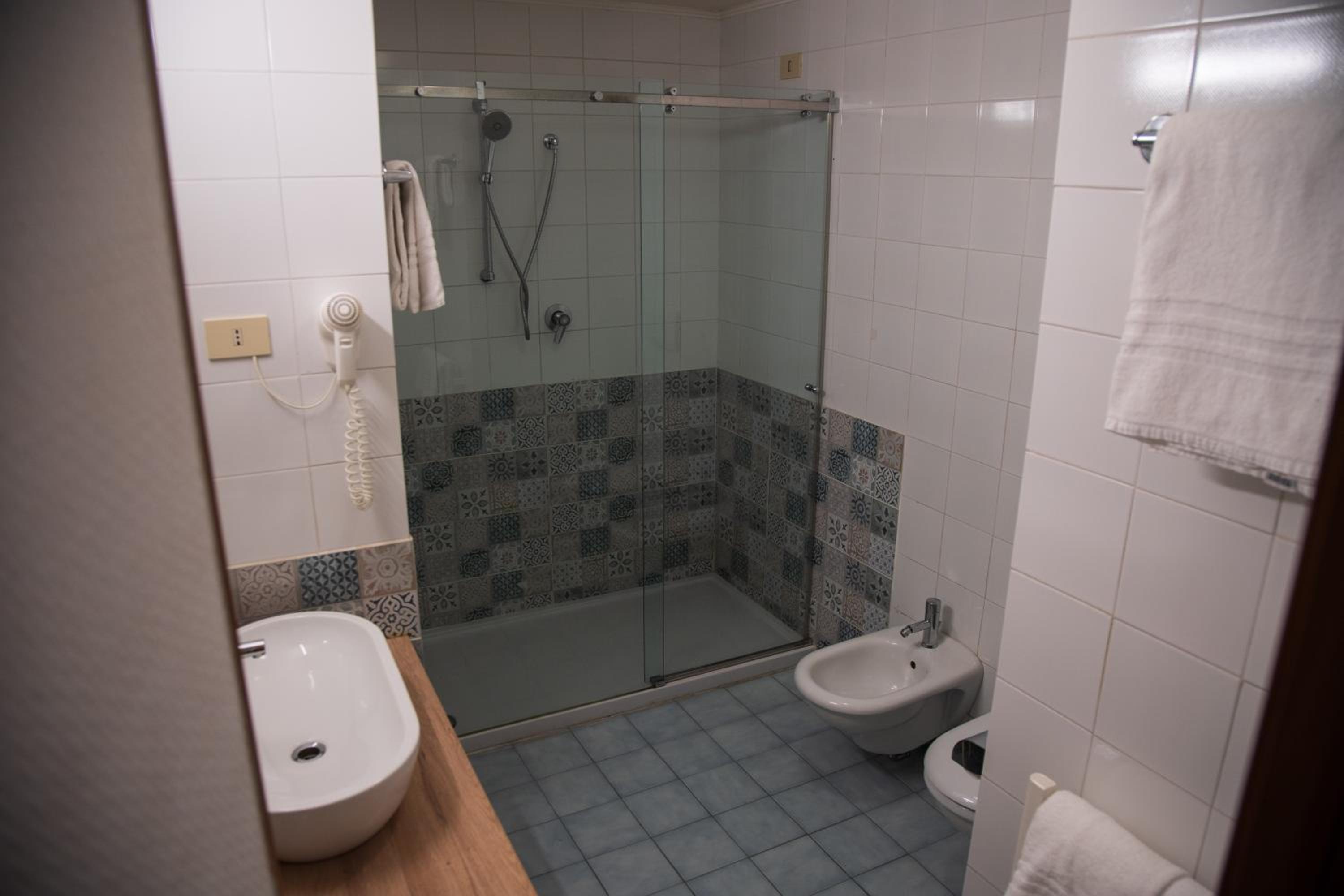 Standard Triple Room - Photo 6