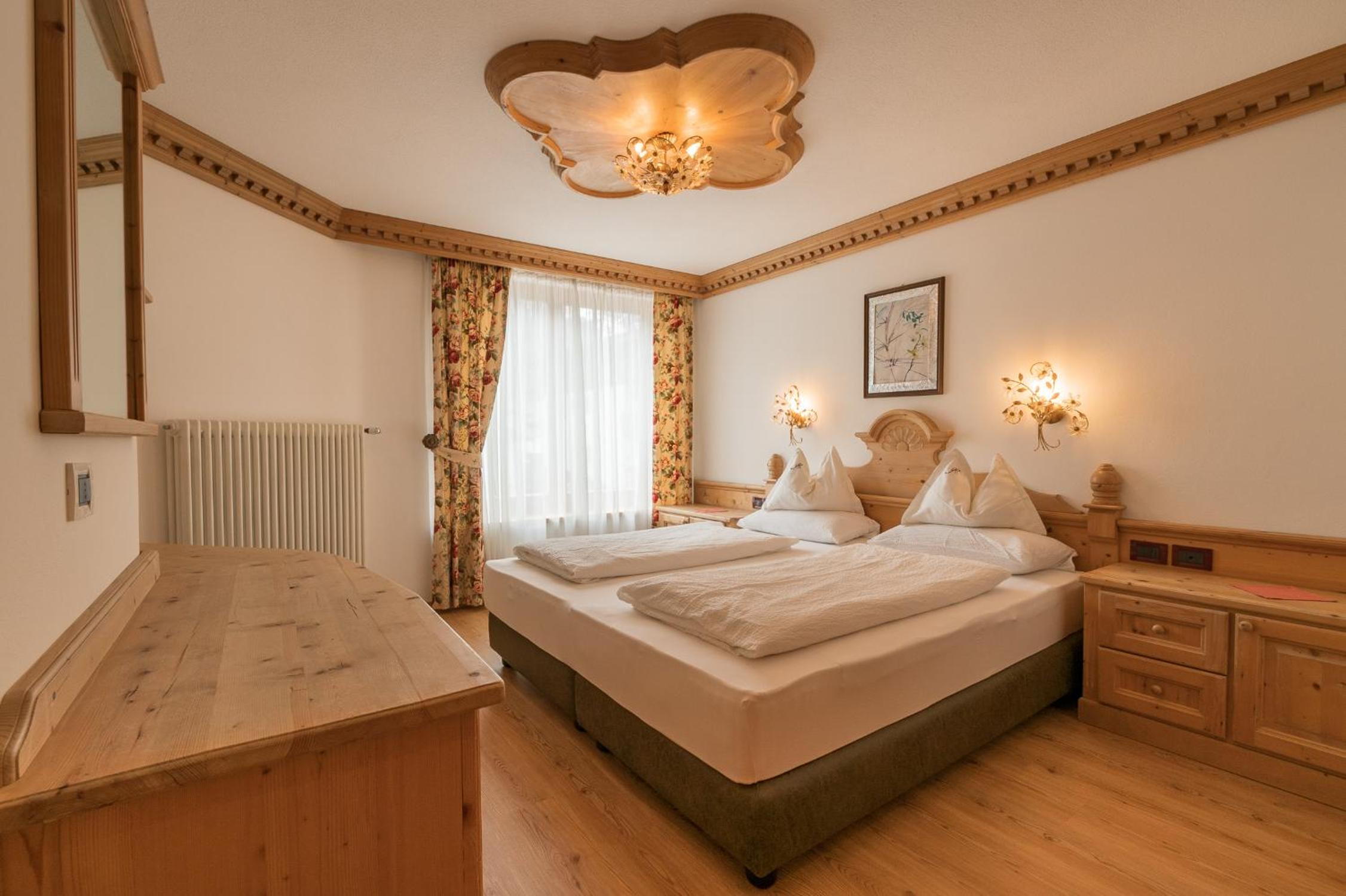 Two-Bedroom Apartment with Mountain View (4 Adults) - Photo 10