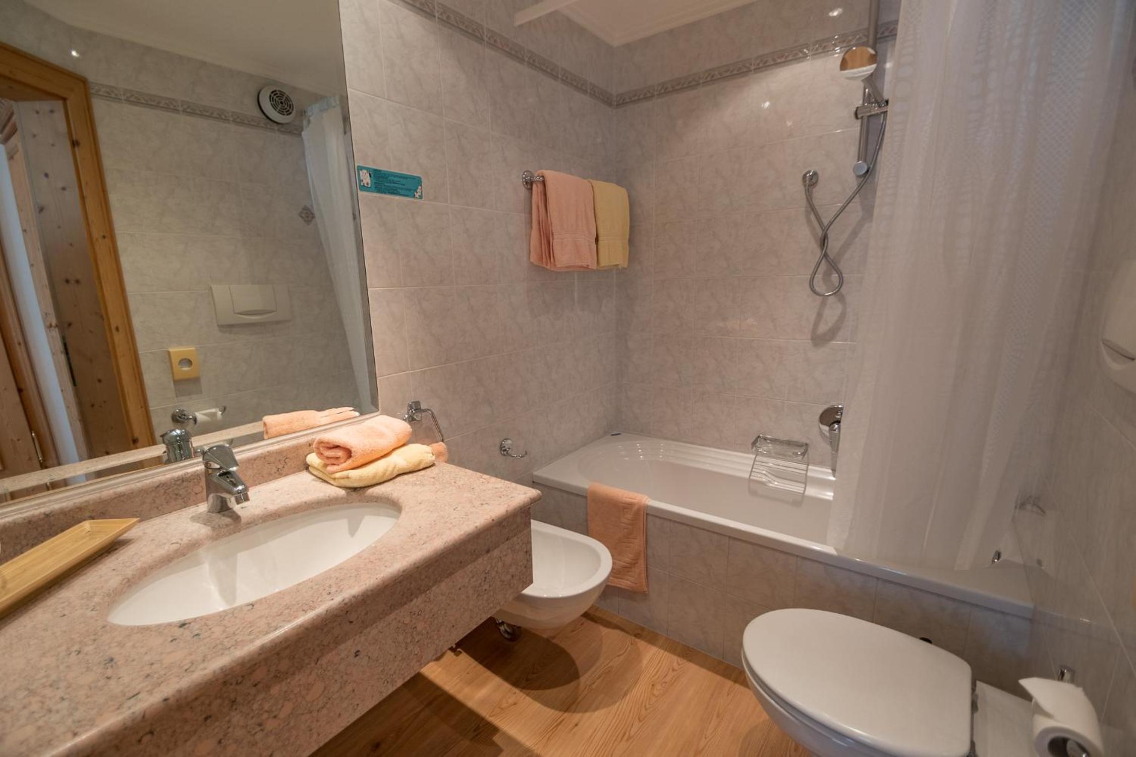 Two-Bedroom Apartment with Mountain View (4 Adults) - Photo 9