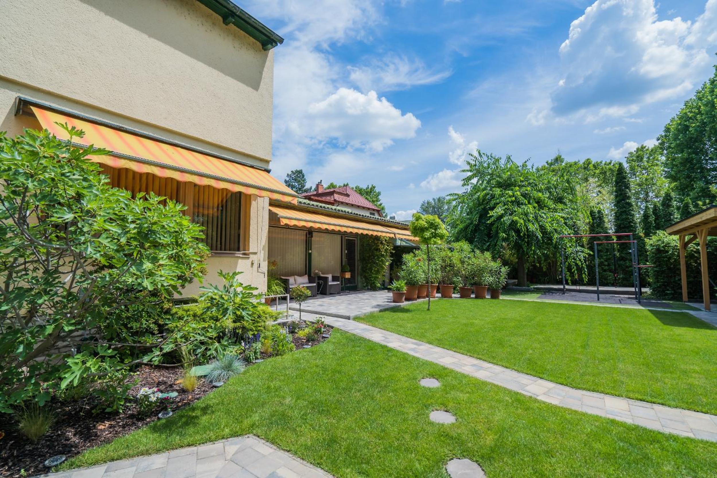Five-Bedroom House - Photo 26