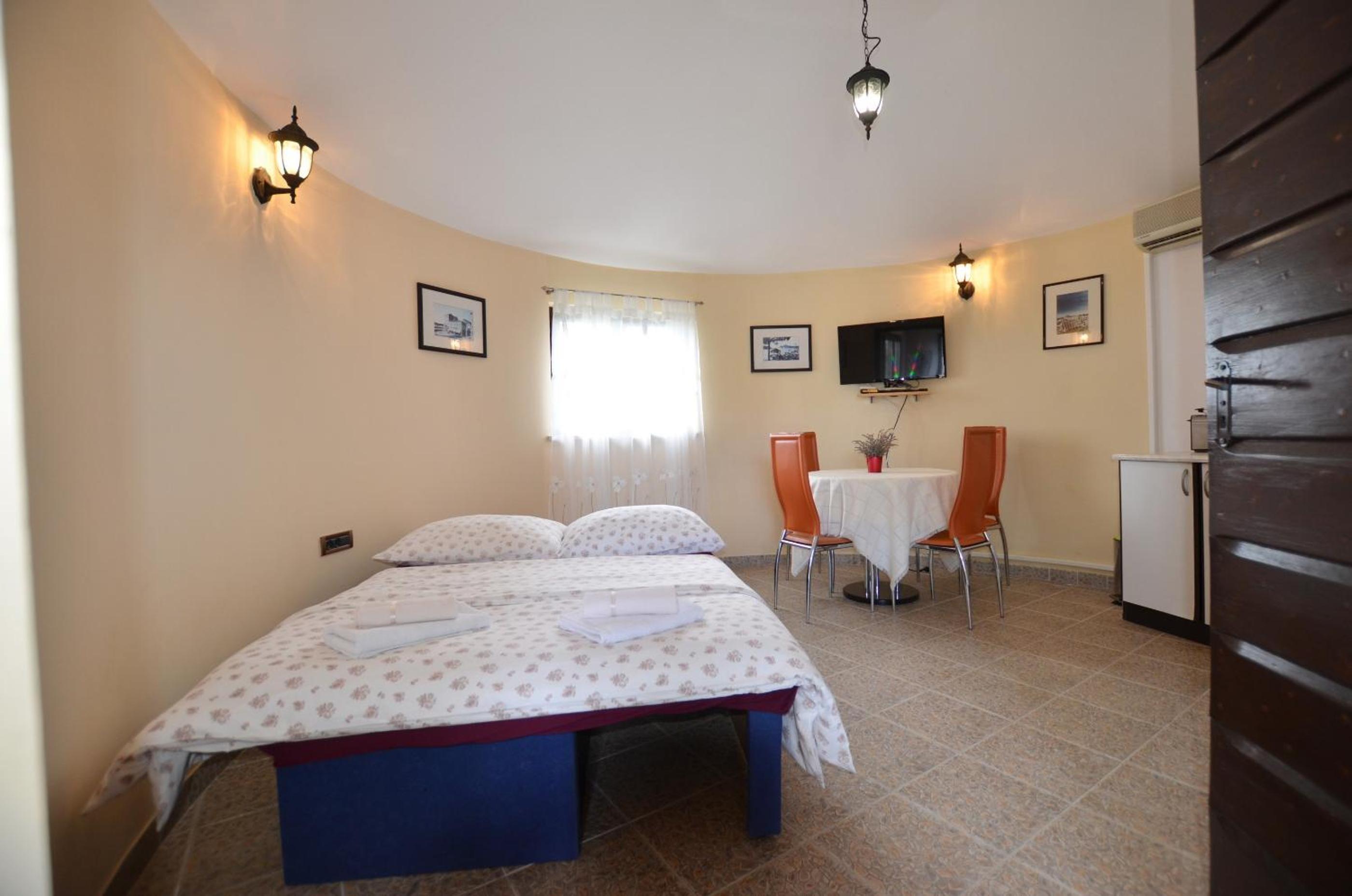 One Bedroom photo 1