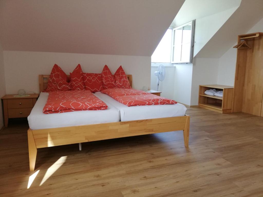 Budget Double Room - Photo 7
