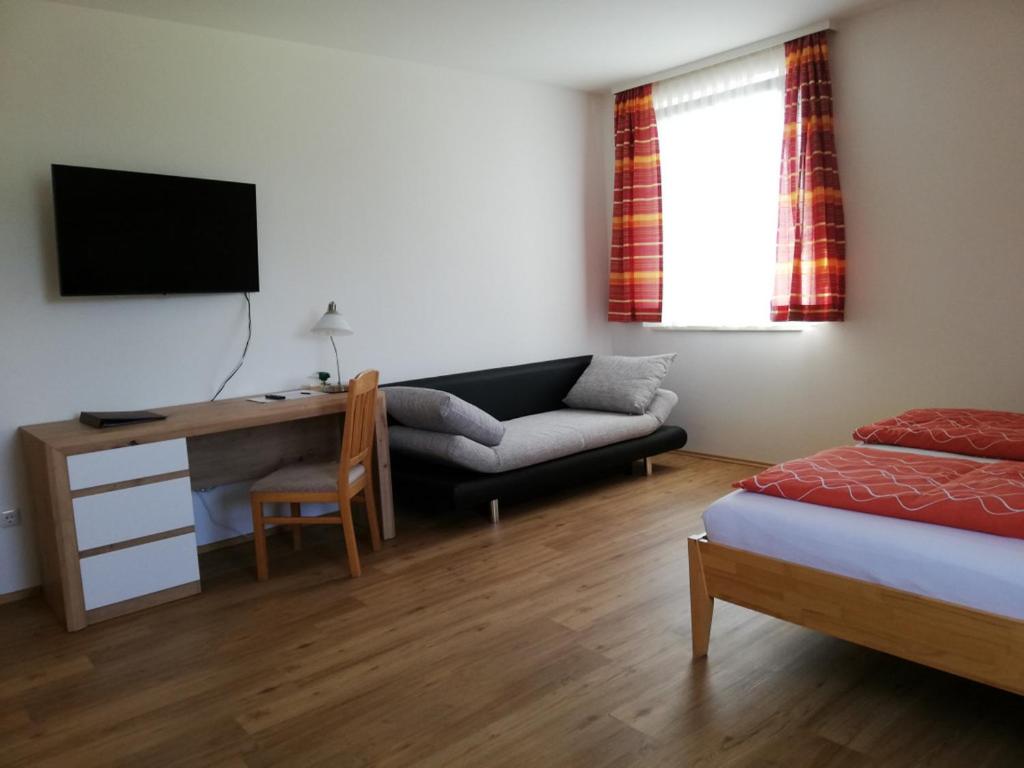 Budget Double Room - Photo 2