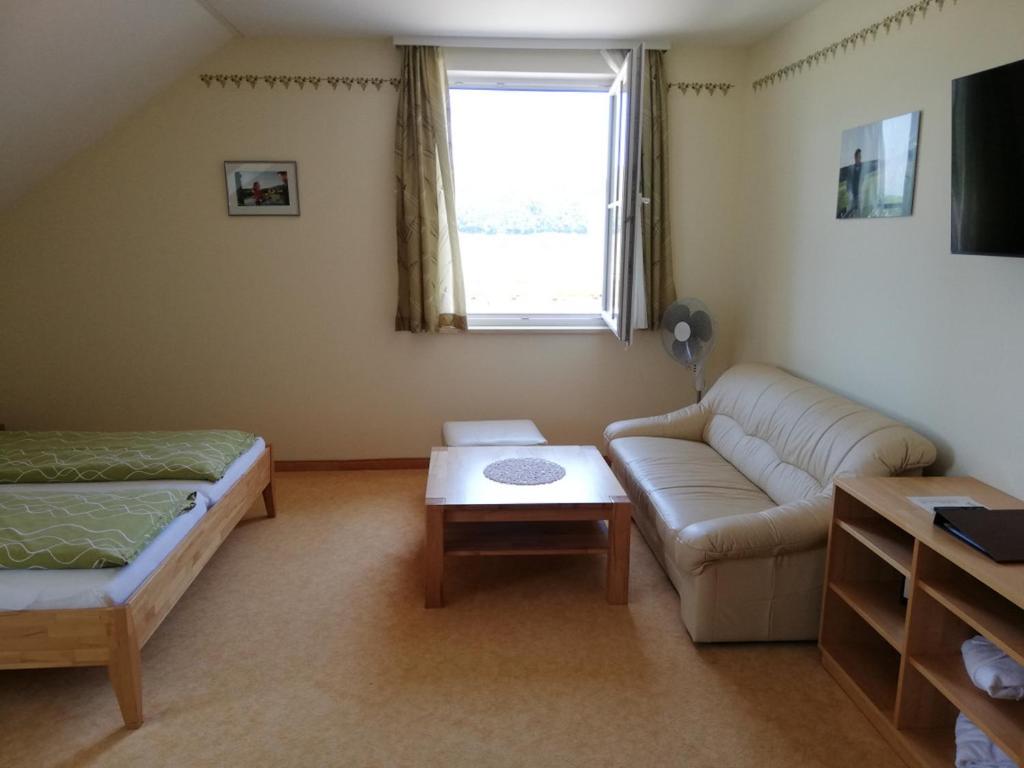 Budget Double Room - Photo 8