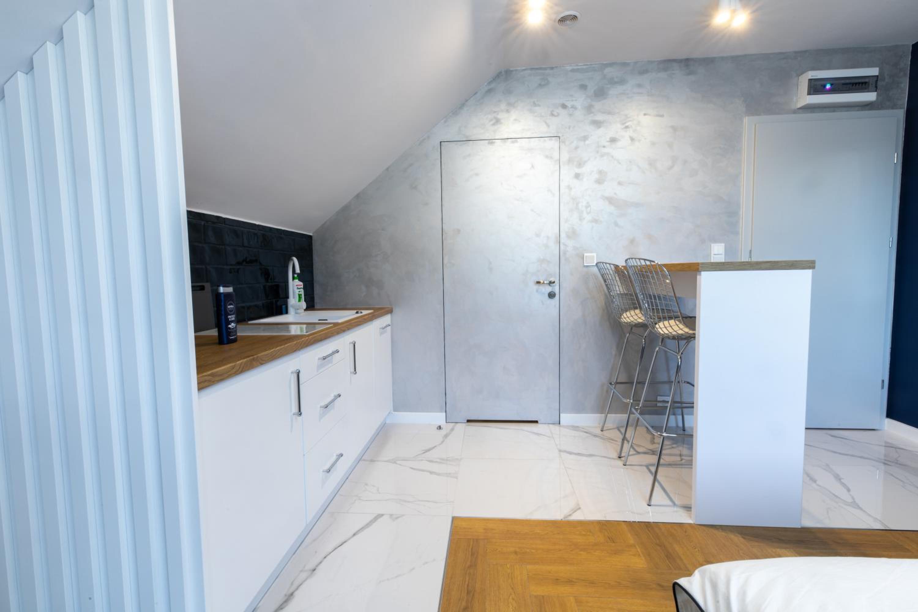 Large Twin Room - Photo 1