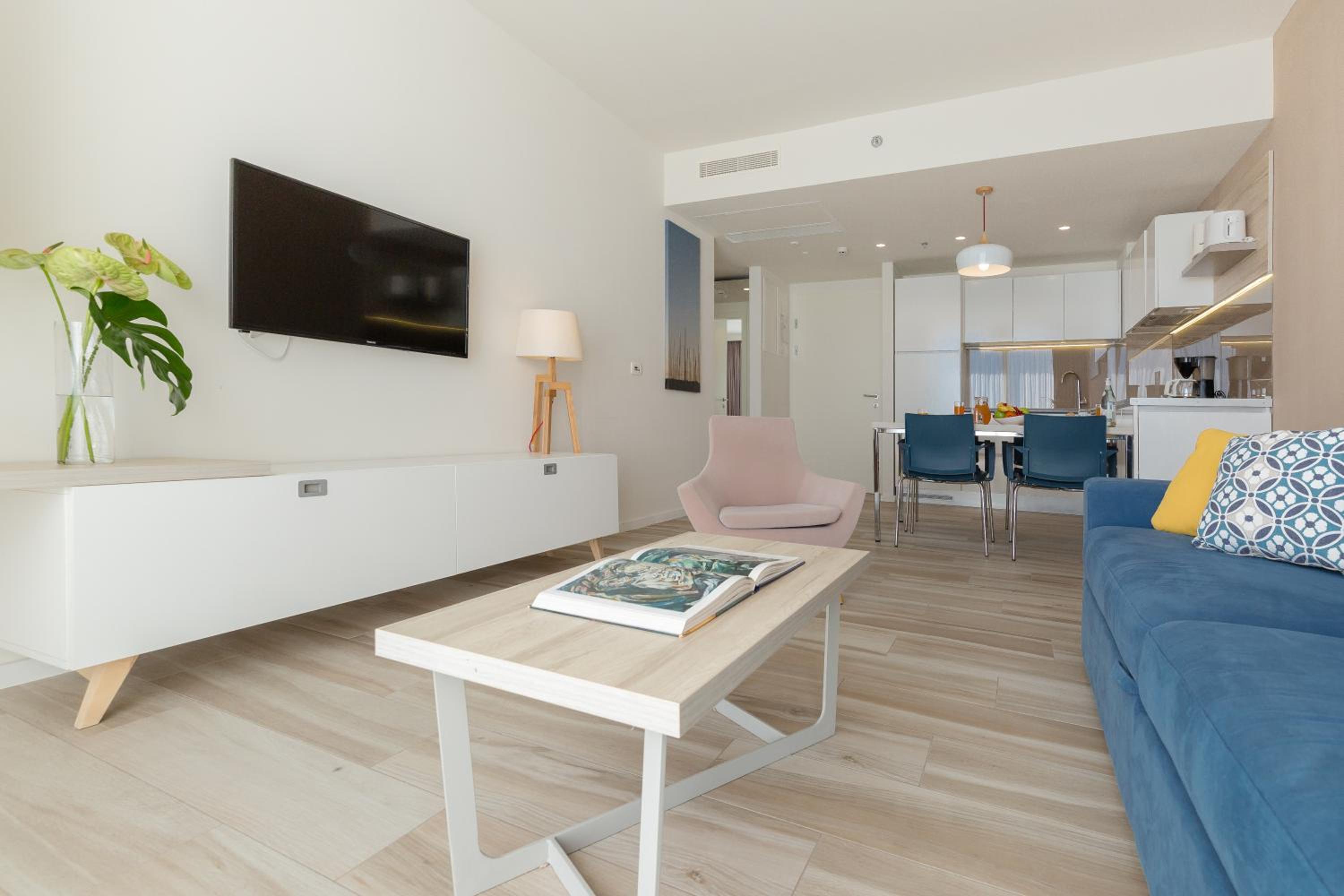 Apartment with Mountain View - Photo 8