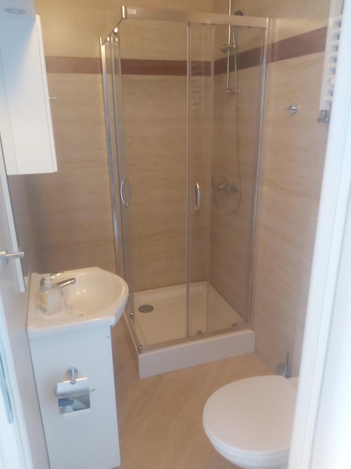 Double Room with Private Bathroom - Photo 2