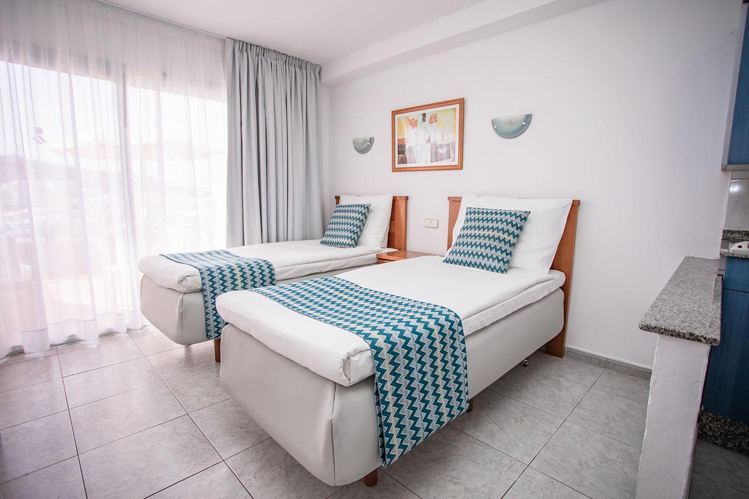 Studio with Partial Sea View (2 Adults) - Photo 2