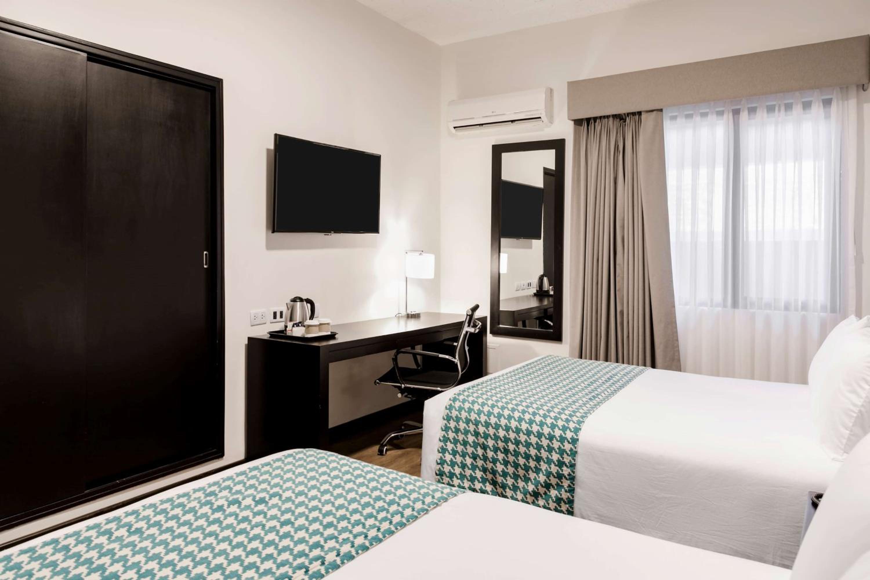 Double Room with Two Double Beds - Non-Smoking - Photo 3